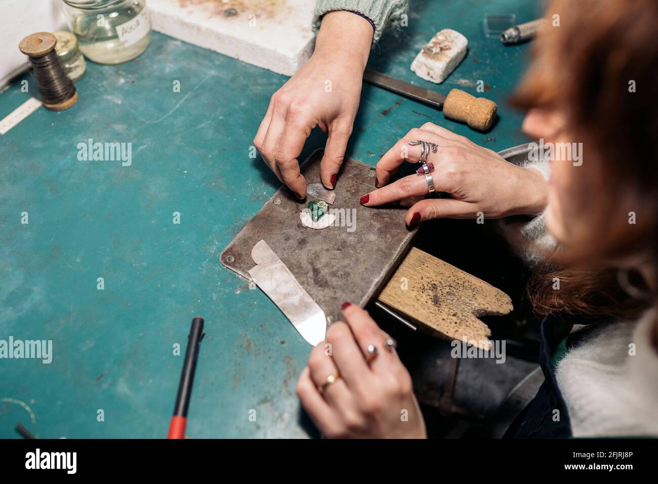 Laboratorio di gioielleria da lavoro di donne artigiane non riconosciute con attrezzi. Foto Stock