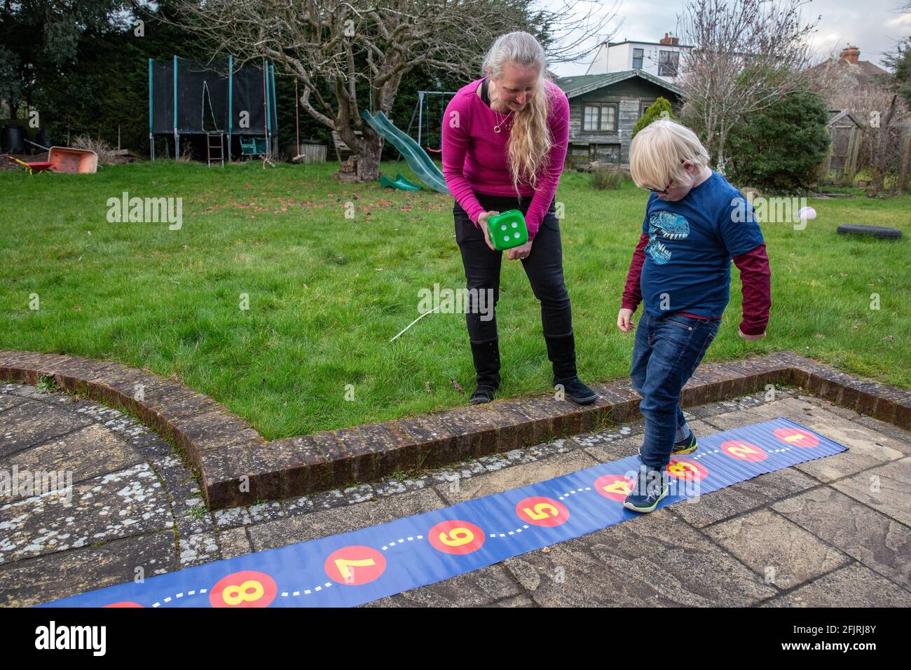 Karen McGuigan, la mamma matematica riscrivendo il curriculum per i bambini che imparano diversamente a casa con suo figlio Lance, Inghilterra, Regno Unito Foto Stock