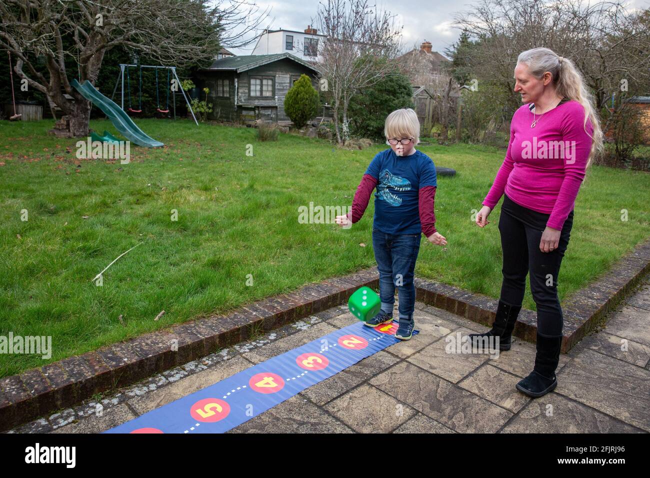 Karen McGuigan, la mamma matematica riscrivendo il curriculum per i bambini che imparano diversamente a casa con suo figlio Lance, Inghilterra, Regno Unito Foto Stock