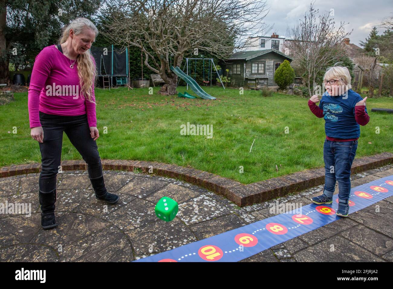 Karen McGuigan, la mamma matematica riscrivendo il curriculum per i bambini che imparano diversamente a casa con suo figlio Lance, Inghilterra, Regno Unito Foto Stock