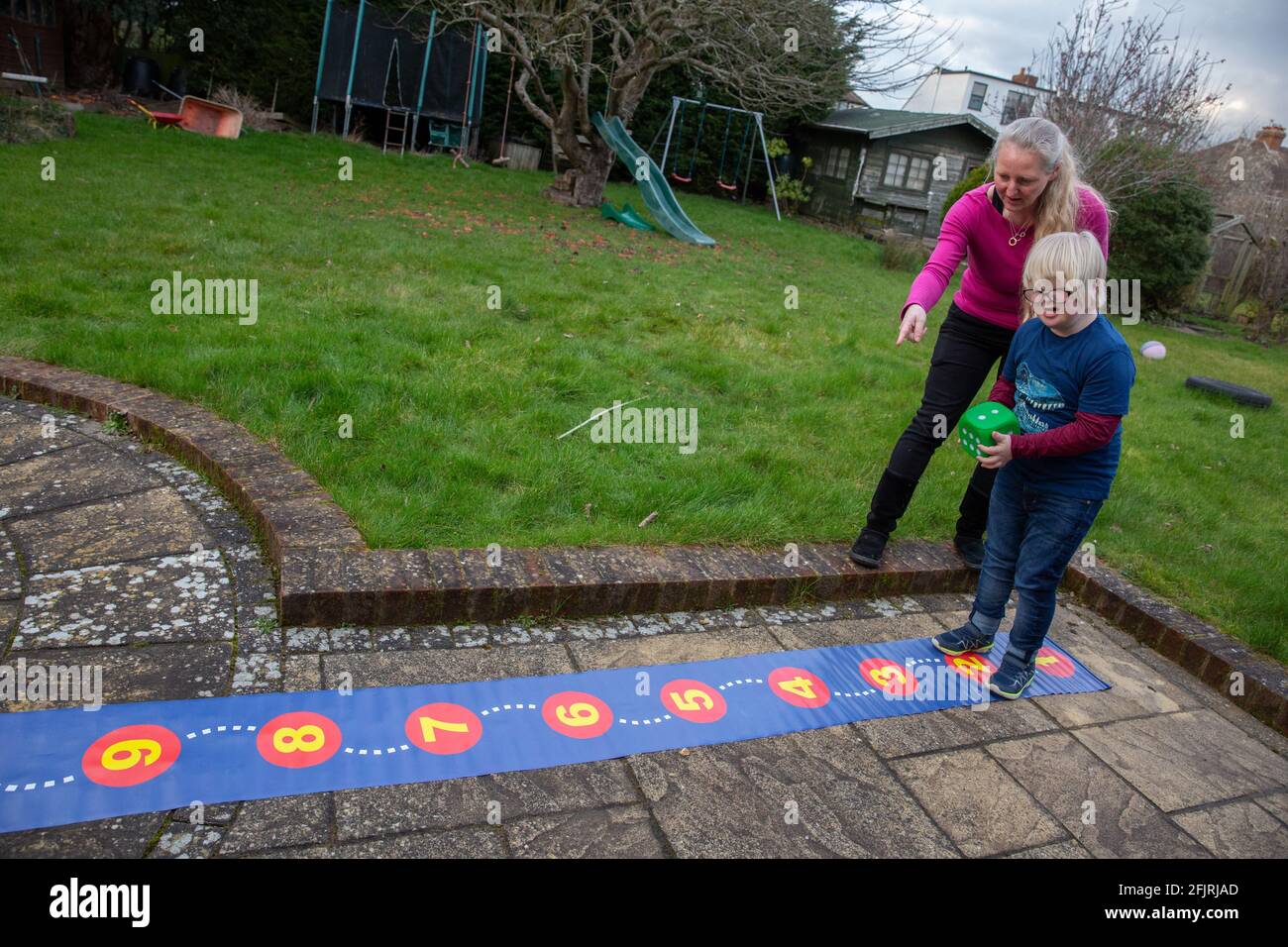 Karen McGuigan, la mamma matematica riscrivendo il curriculum per i bambini che imparano diversamente a casa con suo figlio Lance, Inghilterra, Regno Unito Foto Stock