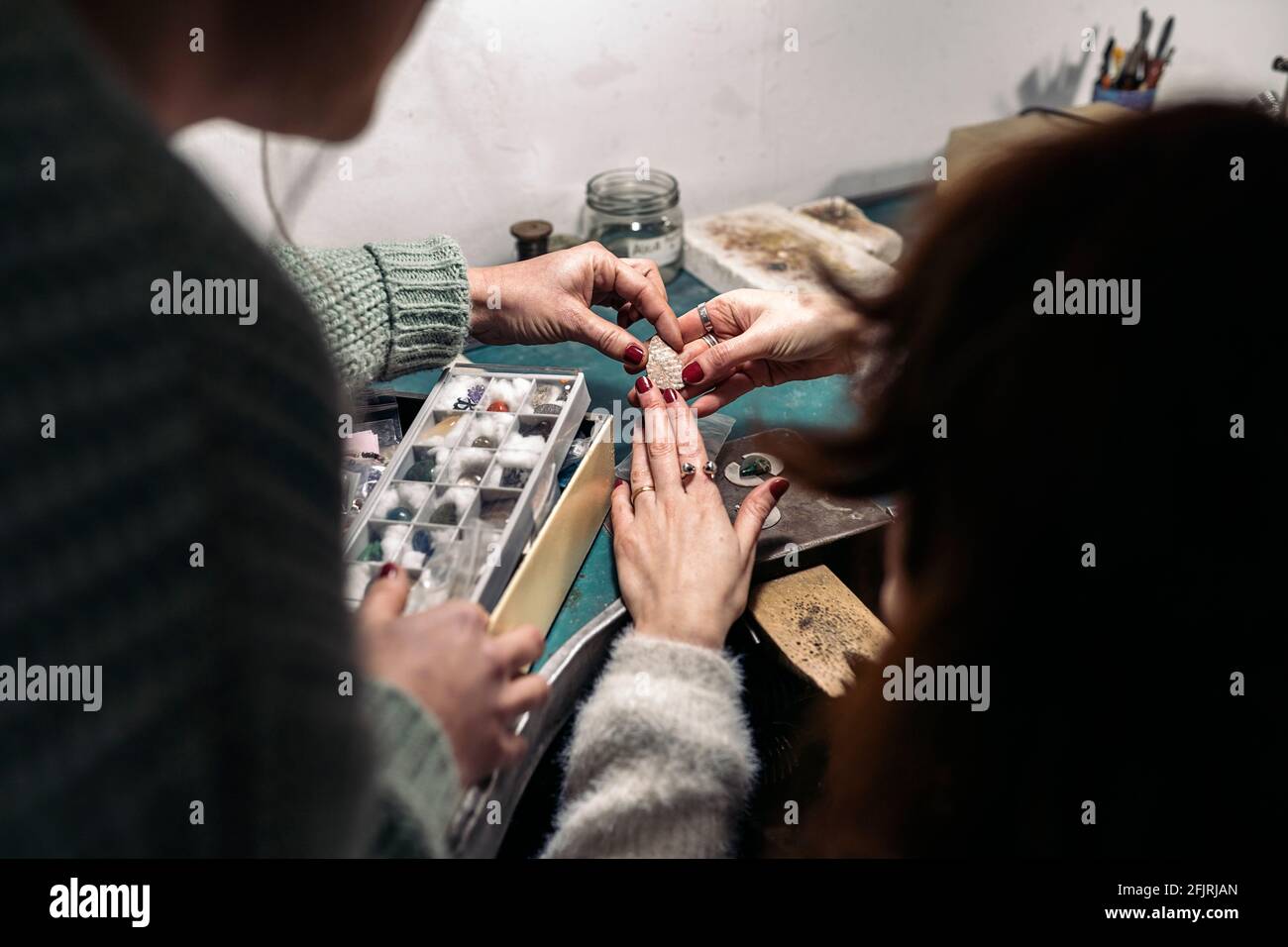 Laboratorio di gioielleria da lavoro di donne artigiane non riconosciute con attrezzi. Foto Stock