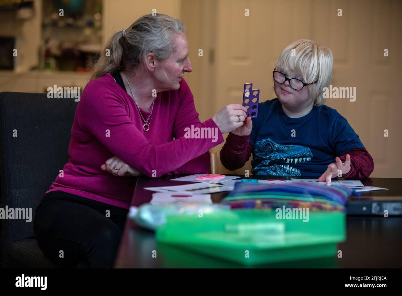 Karen McGuigan, la mamma matematica riscrivendo il curriculum per i bambini che imparano diversamente a casa con suo figlio Lance, Inghilterra, Regno Unito Foto Stock