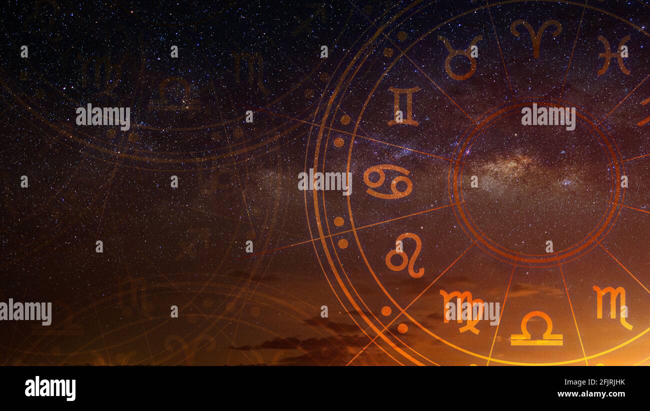 Segni zodiacali astrologici all'interno del cerchio dell'oroscopo. Astrologia, conoscenza delle stelle nel cielo sulla via lattea e sulla luna. La potenza dell'universo Foto Stock
