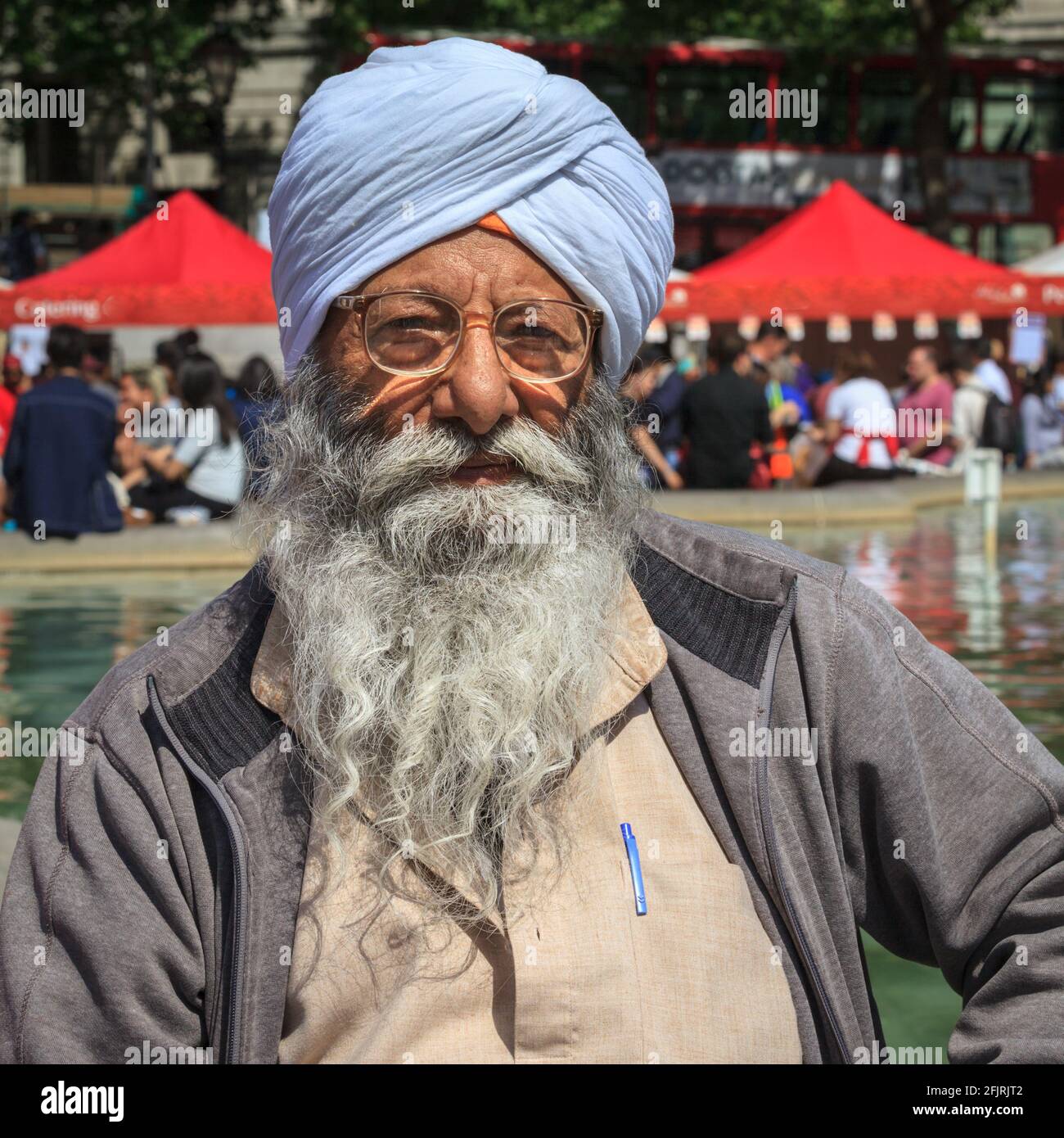 Ritratto dell'uomo Sikh anziano a Dastar Turban e barba al festival asiatico di Londra, Inghilterra Foto Stock