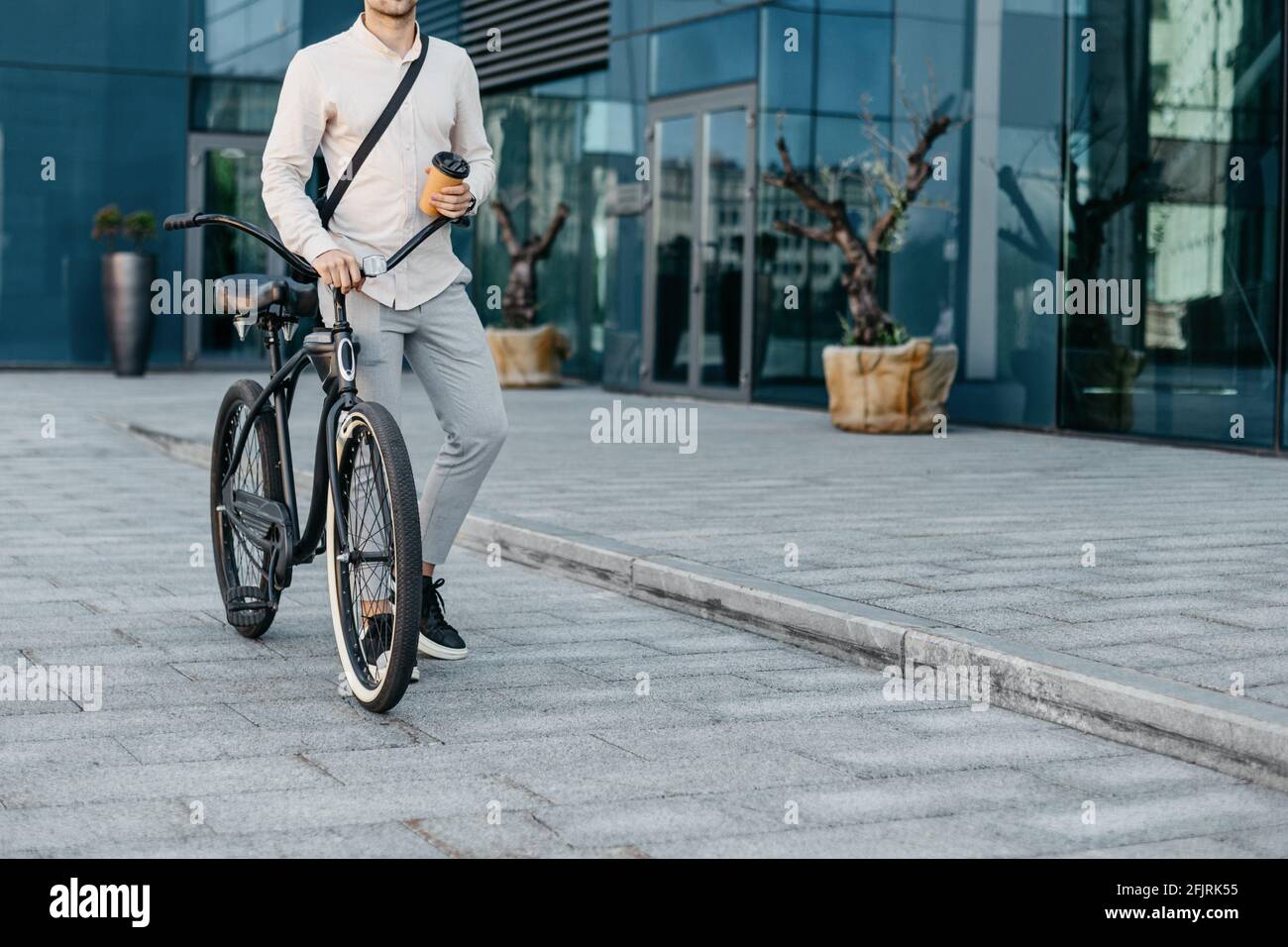 Moderno trasporto ecologico in città, caffè del mattino e strada per l'ufficio, all'aperto Foto Stock