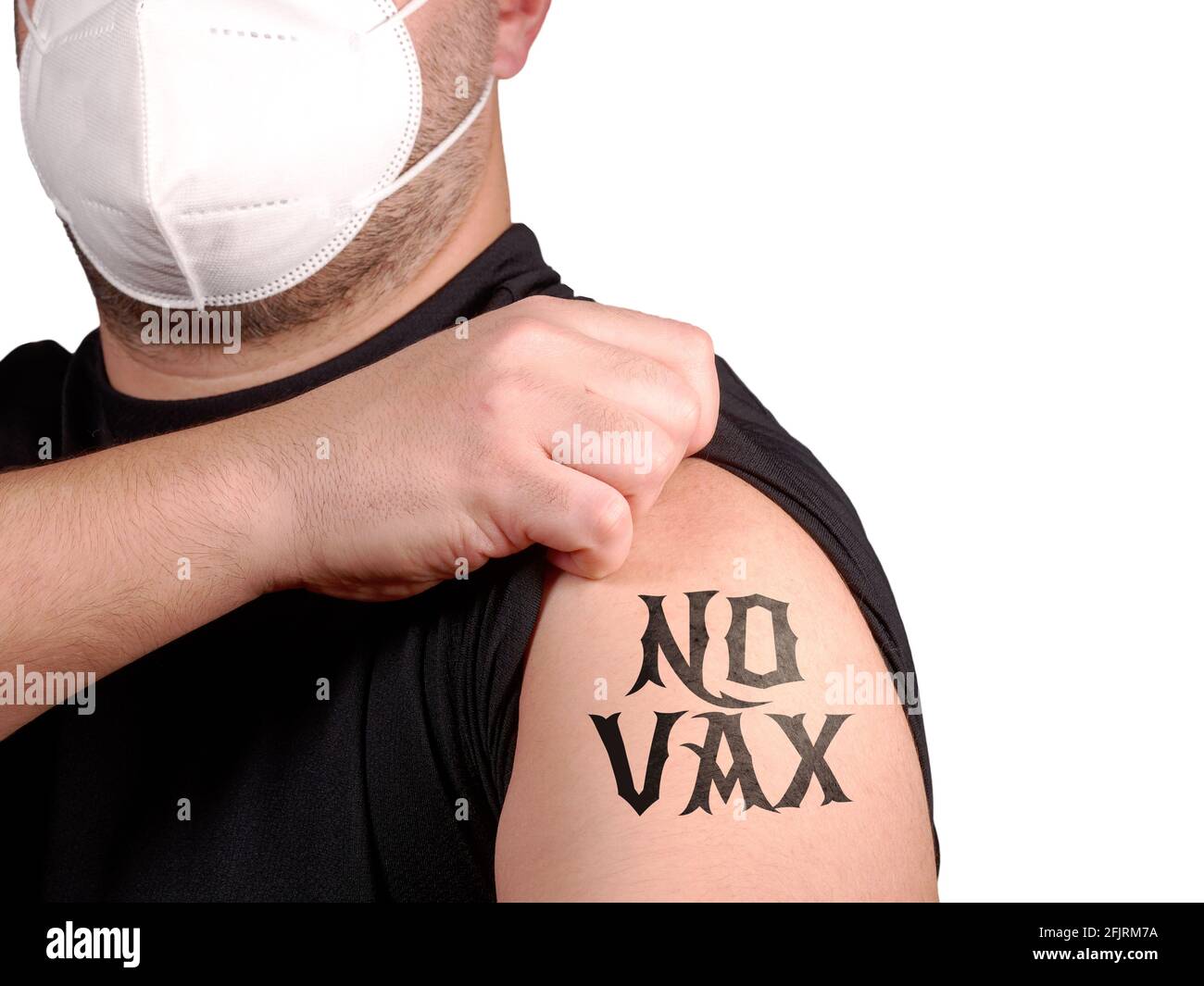 Uomo che indossa maschera protettiva protesta contro il nuovo vaccino  covid-19 che mostra tatuaggio non vax sul suo braccio. Persona anti vax che  rifiuta la siringa con anticovidio Foto stock - Alamy
