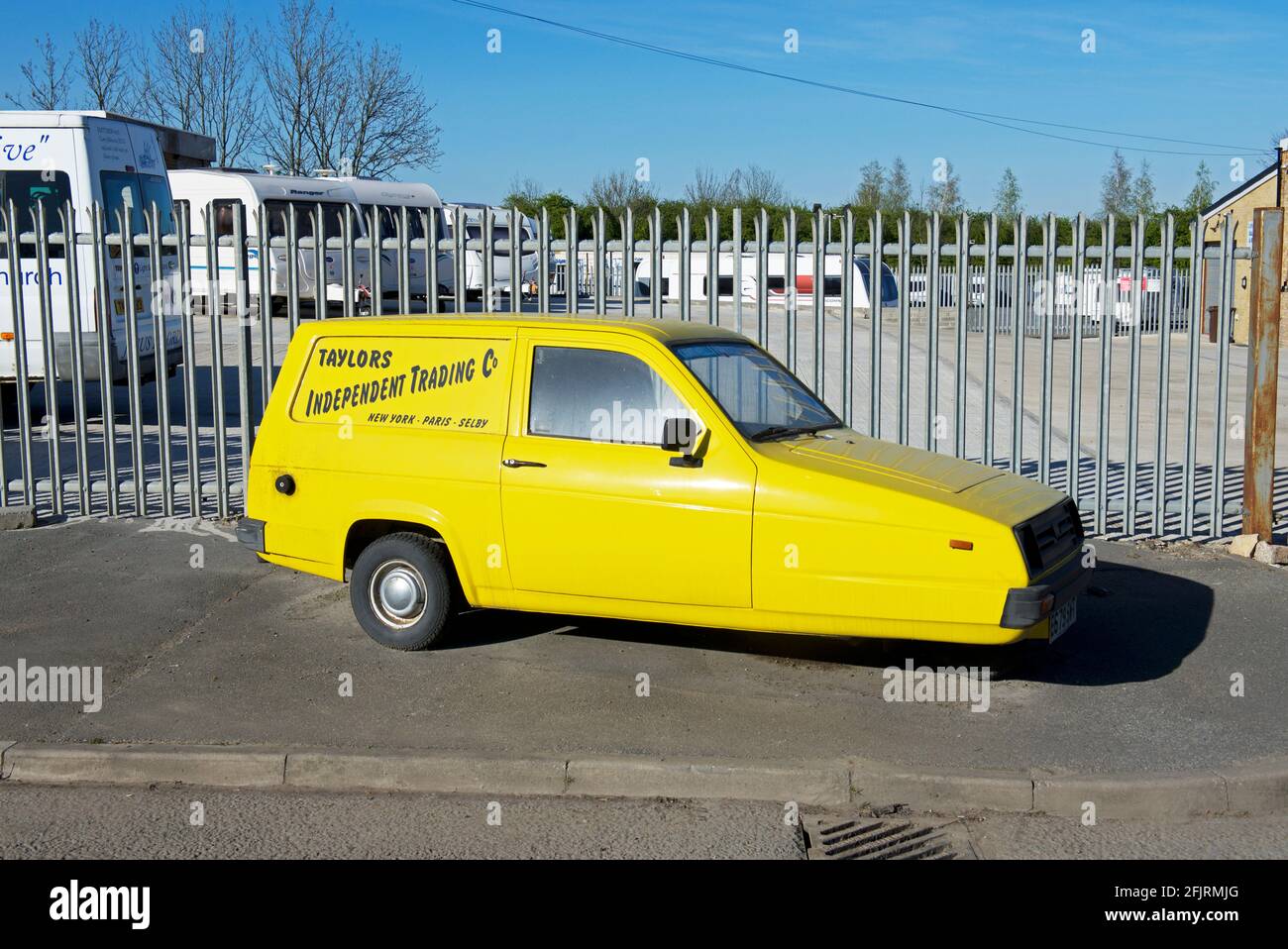 Yellow Reliant Robin auto, dipinto in omaggio alla vettura in solo feci e cavalli, Inghilterra Regno Unito Foto Stock