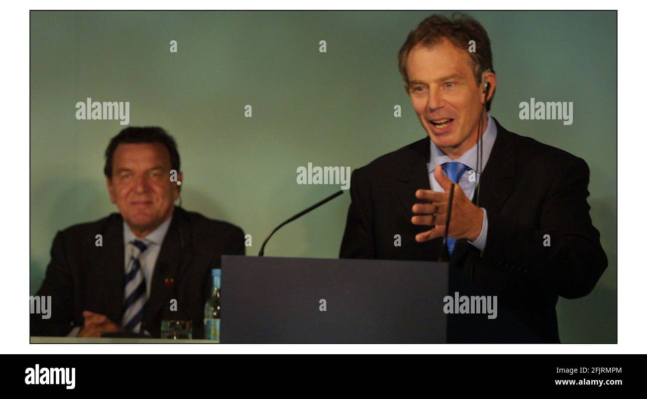 Tony Blair si rivolge a una conferenza stampa alla fine del Progressive Governance Summit a Penny Hill Park a Bagshot, Surrey. Ascoltato dal Cancelliere Gerhard Schroeder della Germania.pic David Sandison 14/7/2003 Foto Stock