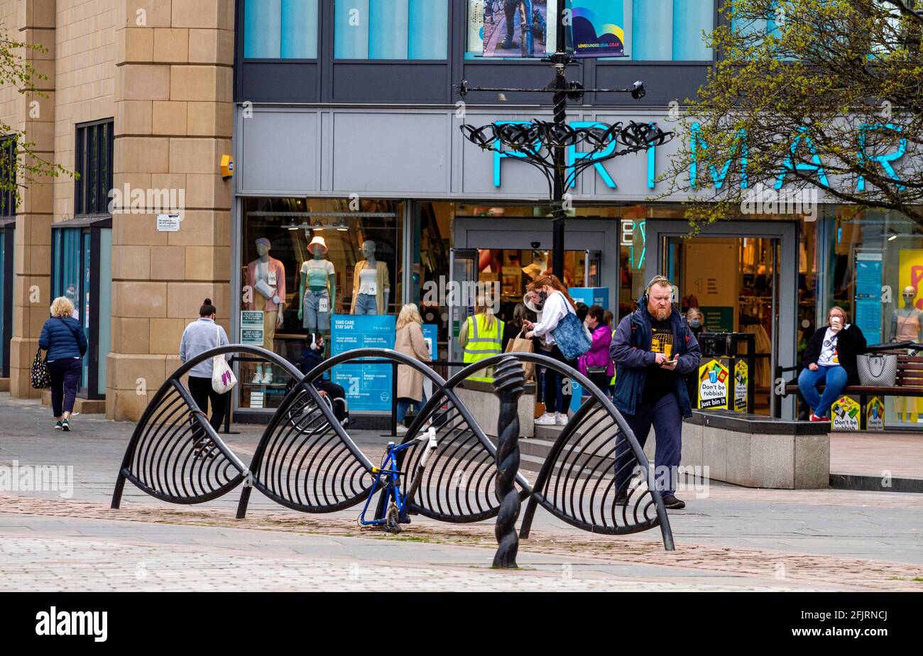 Dundee, Tayside, Scozia, Regno Unito. 26 Apr 2021. Tempo nel Regno Unito: Mattina fredda in tutto il nord-est della Scozia con temperature che raggiungono i 9°C. Il primo giorno di Covid-19 rilassato blocco con la gente alleviato che non-essenziale negozi al dettaglio hanno riaperto oggi nel centro della città di Dundee. Gli amanti dello shopping locale potranno approfittare del nuovo e rilassato servizio di blocco dello shopping presso il negozio di moda Primark accanto al centro commerciale Overgate. Credit: Dundee Photographics/Alamy Live News Foto Stock