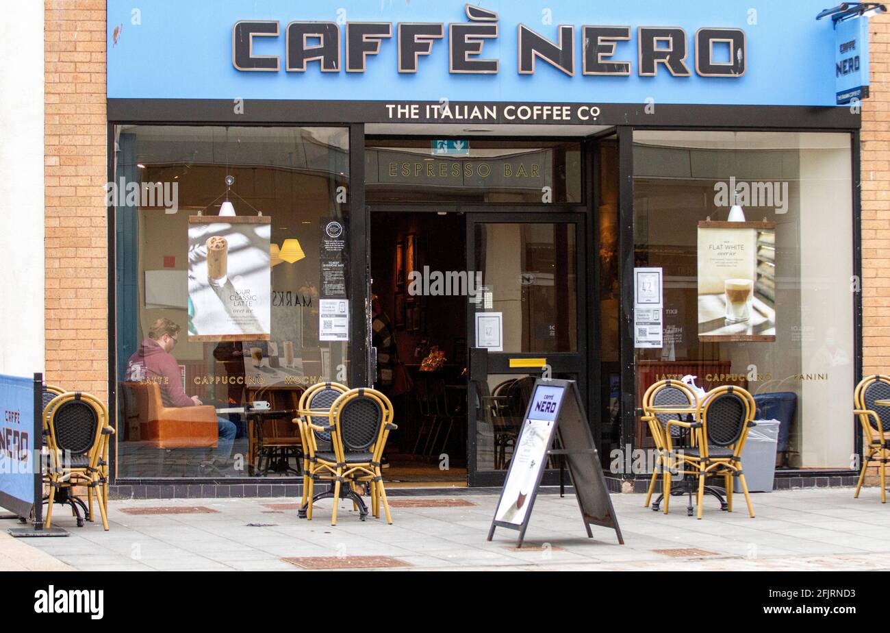 Dundee, Tayside, Scozia, Regno Unito. 26 Apr 2021. Tempo nel Regno Unito: Mattina fredda in tutto il nord-est della Scozia con temperature che raggiungono i 9°C. Il primo giorno di Covid-19 rilassato blocco con la gente alleviato che i negozi non essenziali hanno riaperto oggi nel centro della città di Dundee. I clienti locali stanno approfittando delle nuove e rilassanti norme di blocco per gustare spuntini e caffè al caffè Nero Italian Coffee Shop. Credit: Dundee Photographics/Alamy Live News Foto Stock