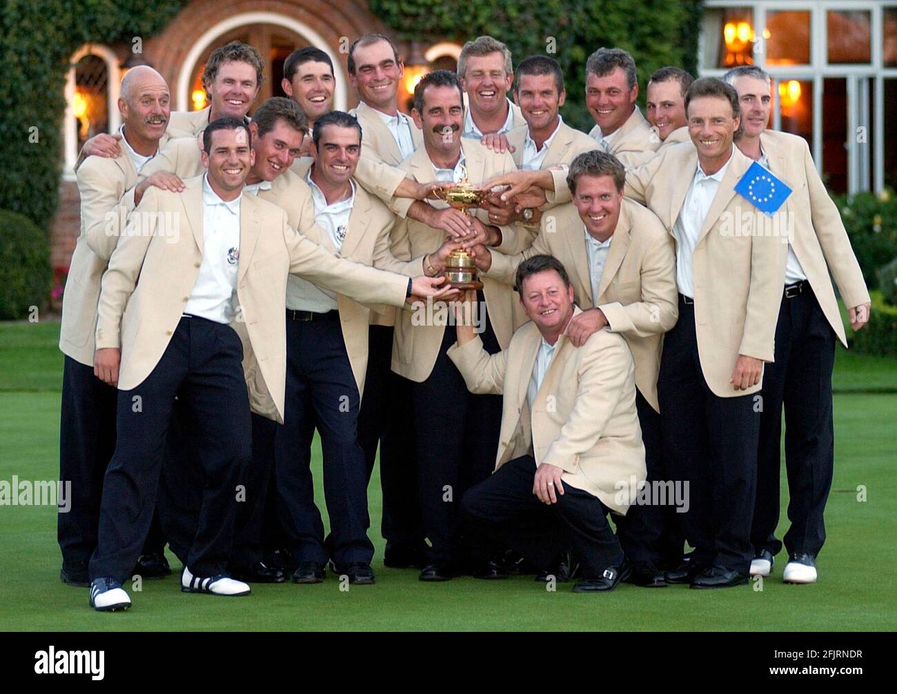 RYDER CUP 2002 AL BELFRY ULTIMO GIORNO EUROPEO SQUADRA CON LA COPPA 29/9/2002 FOTO DAVID ASHDOWN.RYDER CUP BELFRY 2002 Foto Stock