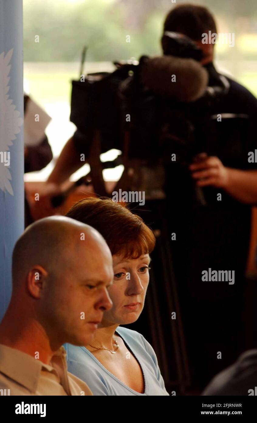 I GENITORI DI HOLLY WELLS, KEVIN E NICOLA AD UNA CONFERENZA STAMPA A SOHAM SULLA DISSAPEARANCE DELLA LORO FIGLIA E DI UN AMICO. 6/8/02 PILSTON Foto Stock