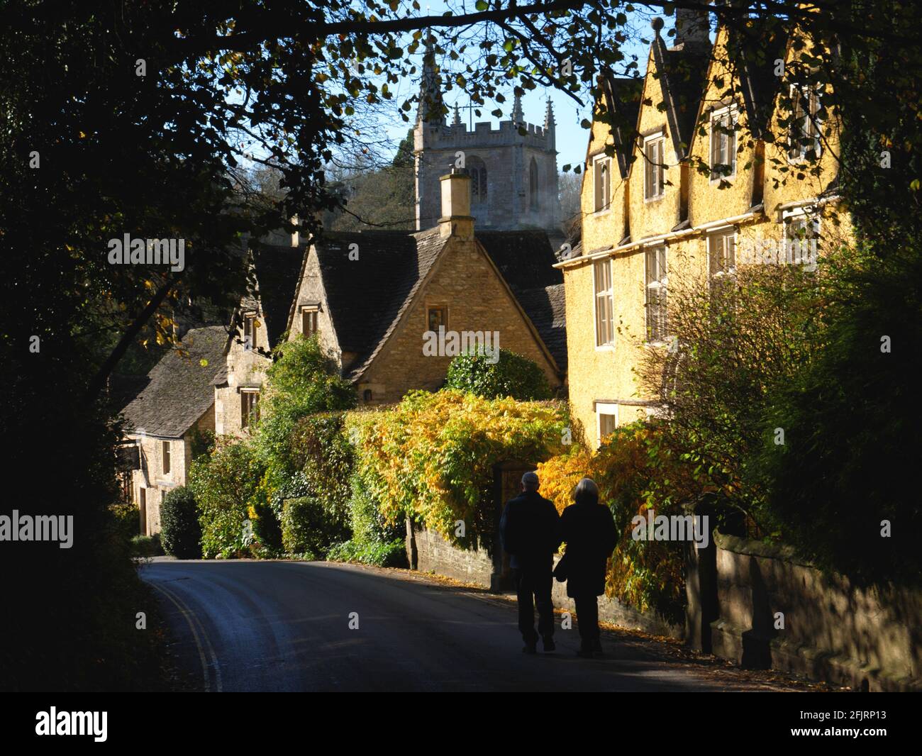 Luce autunnale sulla pietra di Cotswold a Castle Combe nel Wiltshire. Foto Stock