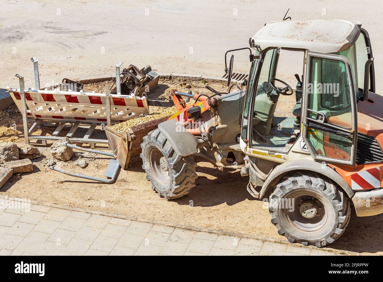 Cantiere stradale con escavatore e sabbia, lavori di costruzione di strade in corso Foto Stock