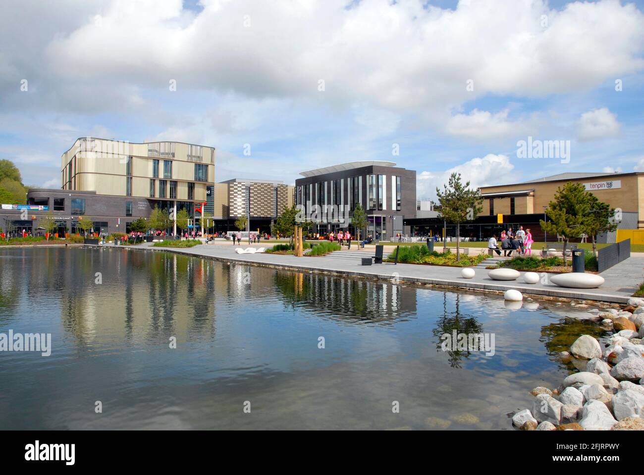 Edifici moderni ai margini del Telford Town Park, Shropsire, Inghilterra Foto Stock