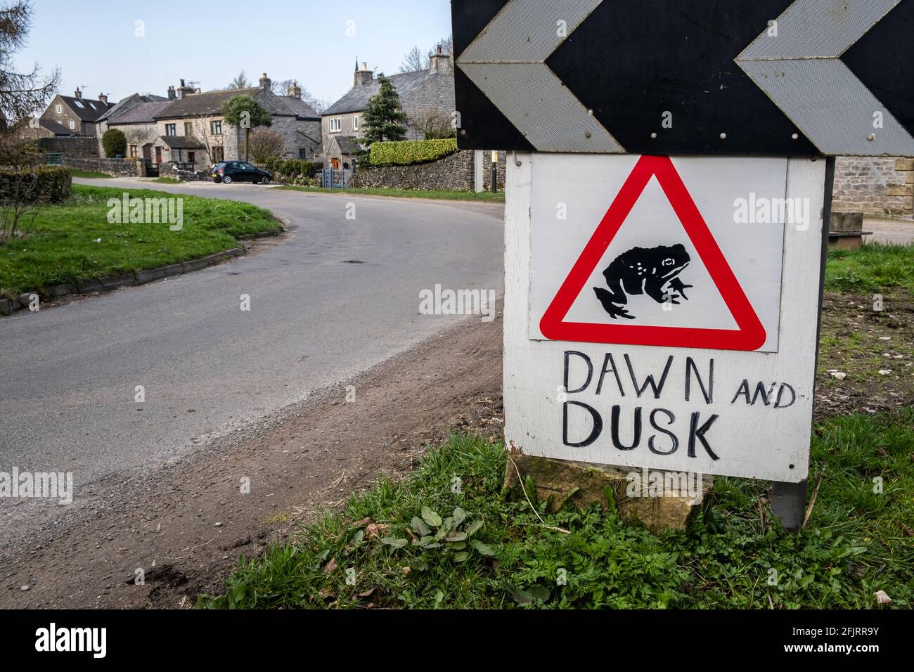 Cartello di attraversamento del rospo nel villaggio di Monyash, Peak District National Park, Derbyshire Foto Stock