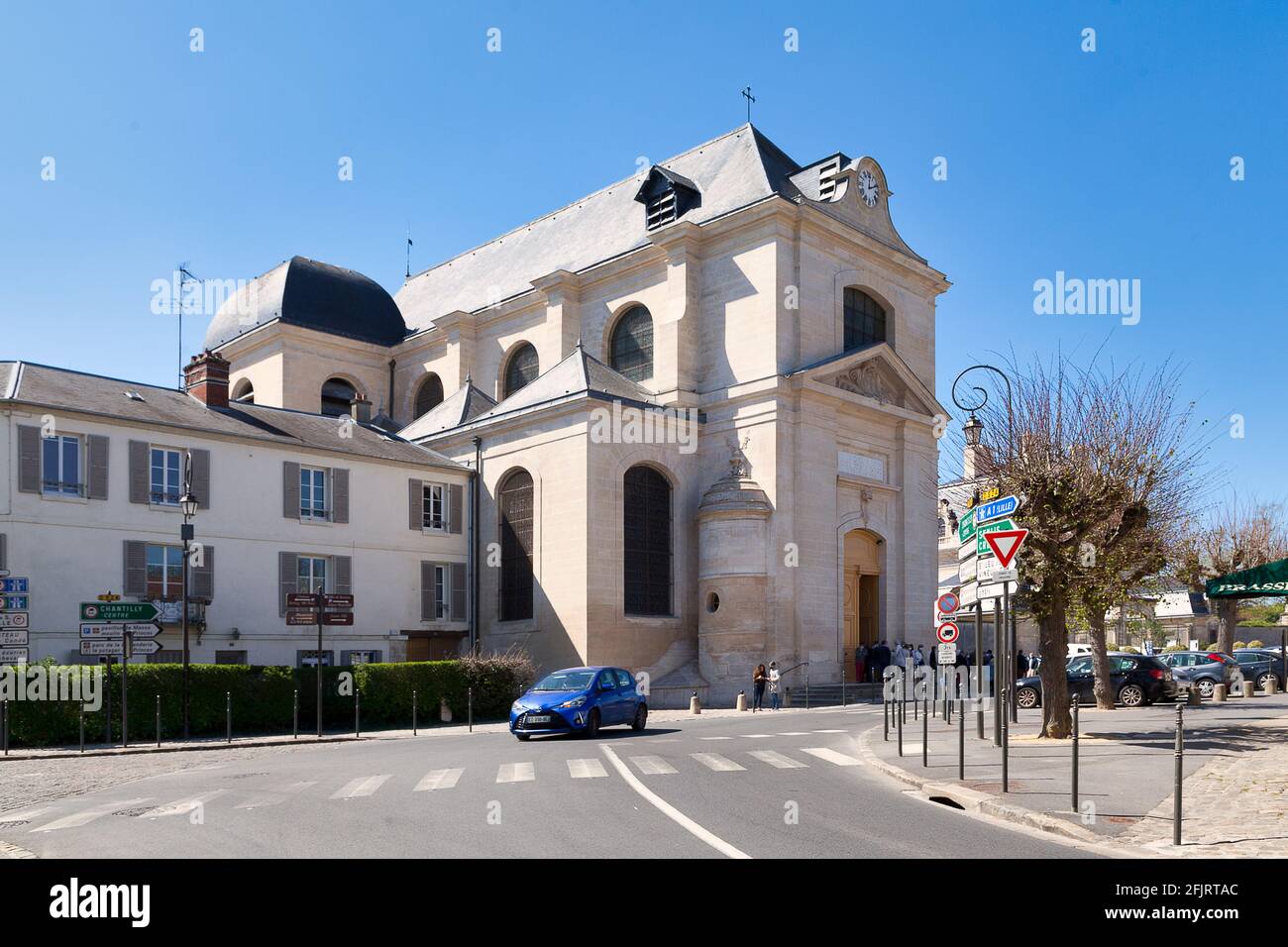 Chantilly, Francia - Aprile 25 2021: La Chiesa di nostra Signora dell'Assunzione è una chiesa parrocchiale cattolica costruita a partire dal 1687. Foto Stock