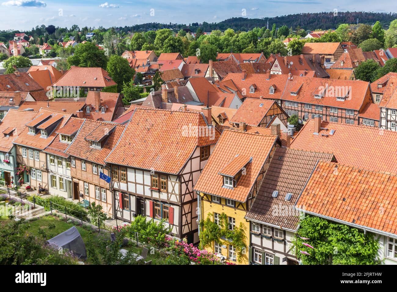 Vista su case storiche nel centro storico di Quedlinburg, Germania Foto Stock