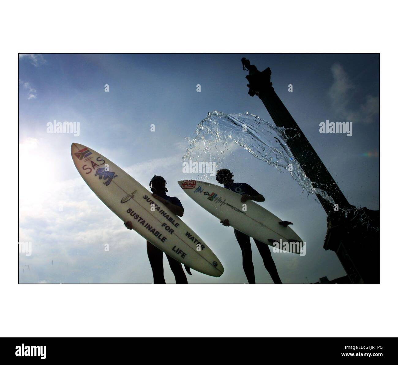 Una delegazione Surfers Against Sewage di surfers wetsuited con maschere antigas E messaggi di acqua sostenibile per la vita sostenibile sul loro Tavole da surf in Trafalgar Square prima di consegnare un sacco grande di I fanghi di depurazione riciclati all'Alto Commissariato sudafricano Del vertice della Terra a Johannesburg la prossima settimana.pic David Sandison 22/8/2002 Foto Stock