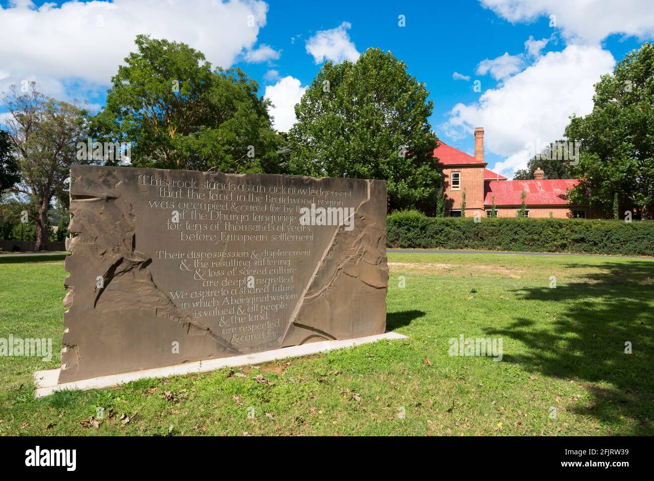 La roccia di Dhurga a Braidwood, nuovo Galles del Sud, Australia, è un riconoscimento della dismissione e delle ingiustizie passate nei confronti delle popolazioni indigene locali Foto Stock