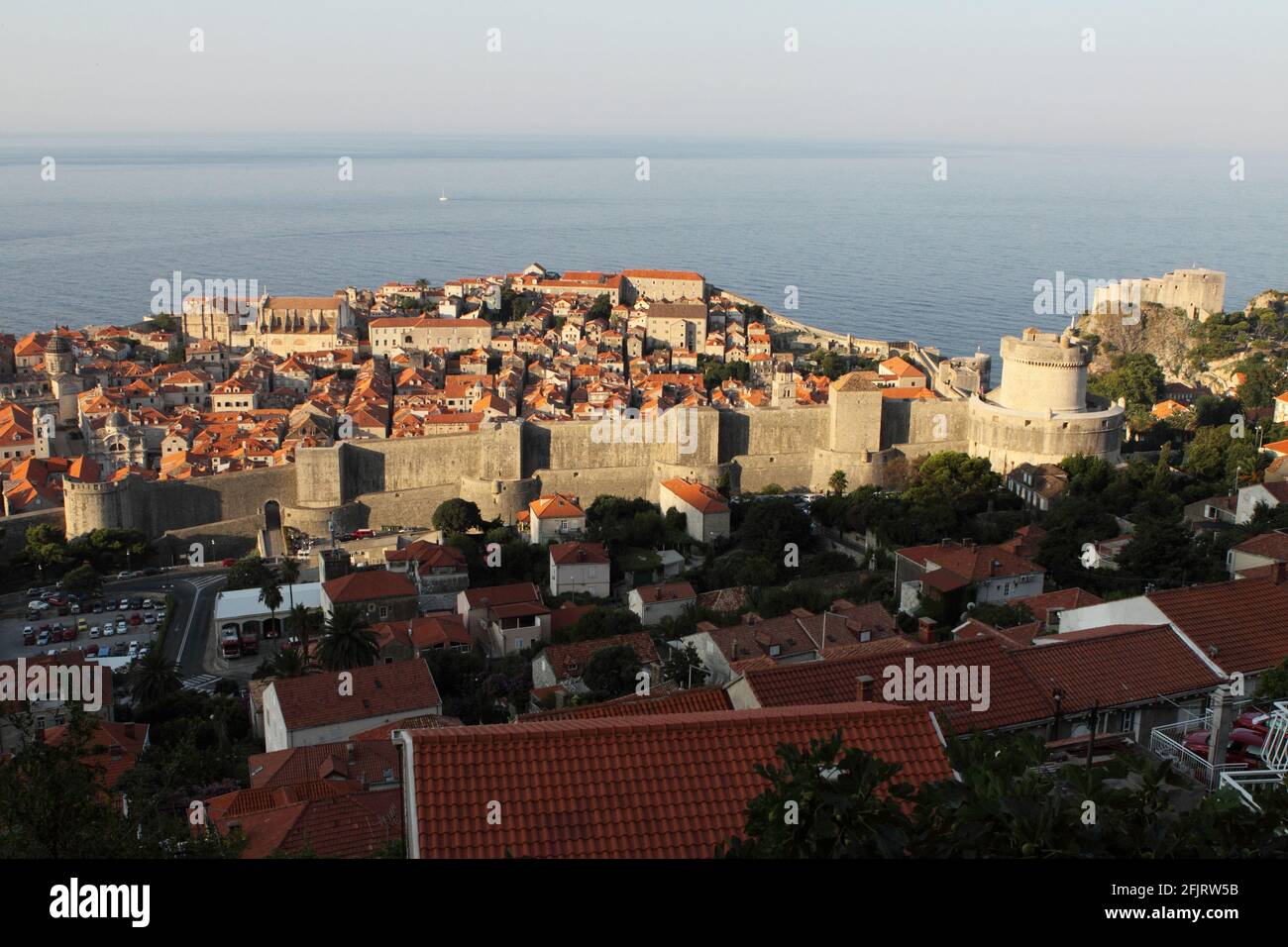 Tetti rossi e parte delle mura circostanti della città di Dubrovnik sul Mare Adriatico parte del Mediterraneo, Croazia Foto Stock