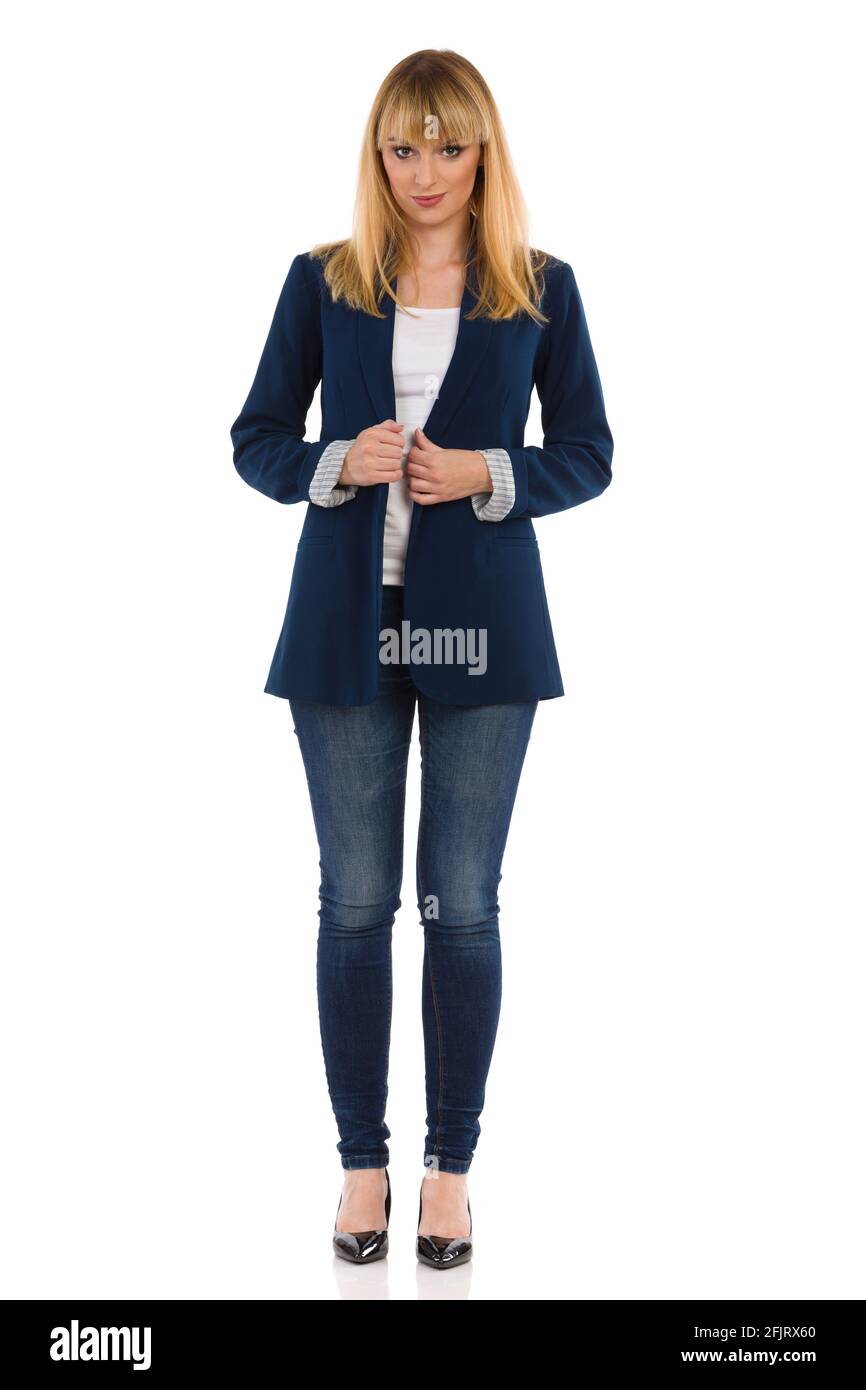 Bella giovane donna d'affari è in piedi e guardando la macchina fotografica. Vista frontale. Riprese in studio a tutta lunghezza isolate su bianco. Foto Stock