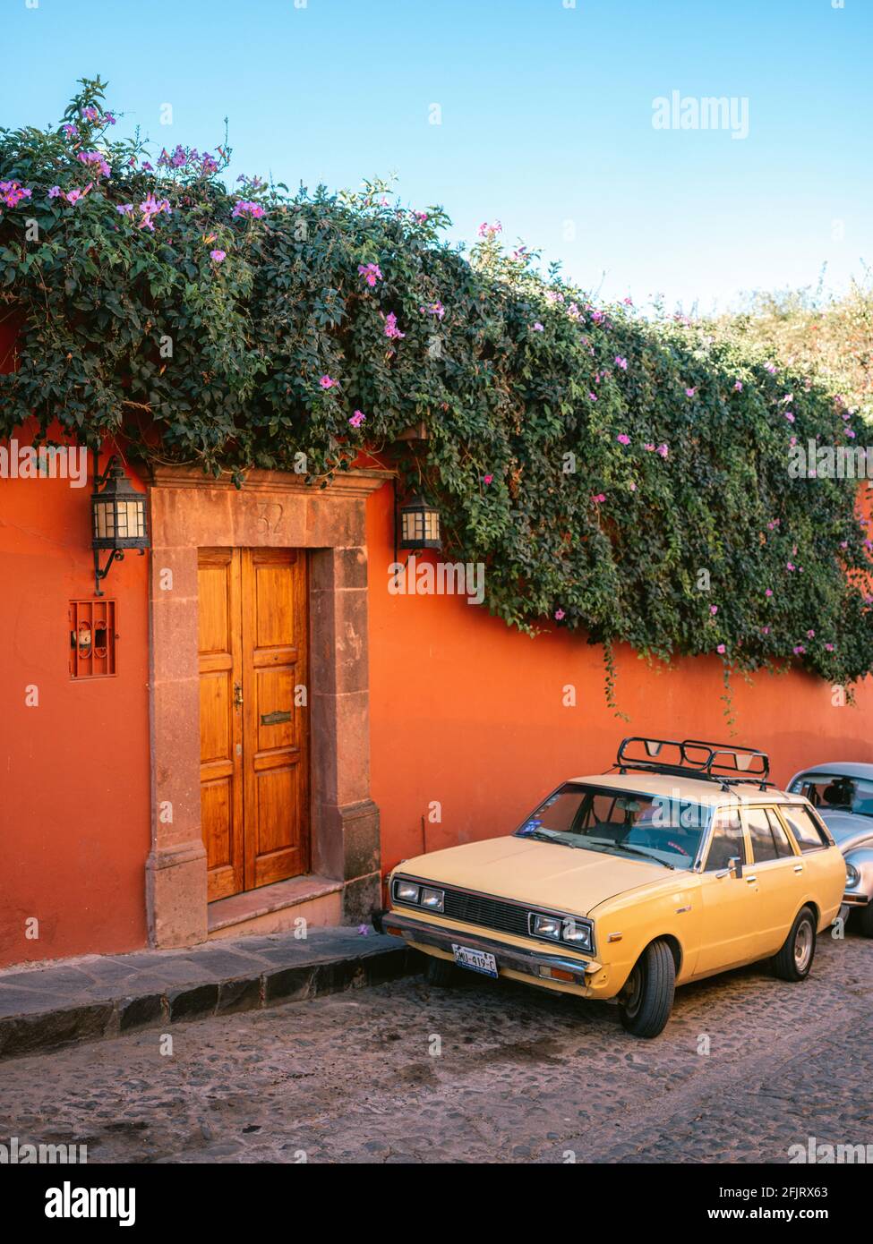 Bella Aldama Street nel centro della città - Via del Messico con l'auto - colorata fotografia di viaggio a San Miguel de Allende, Messico Foto Stock