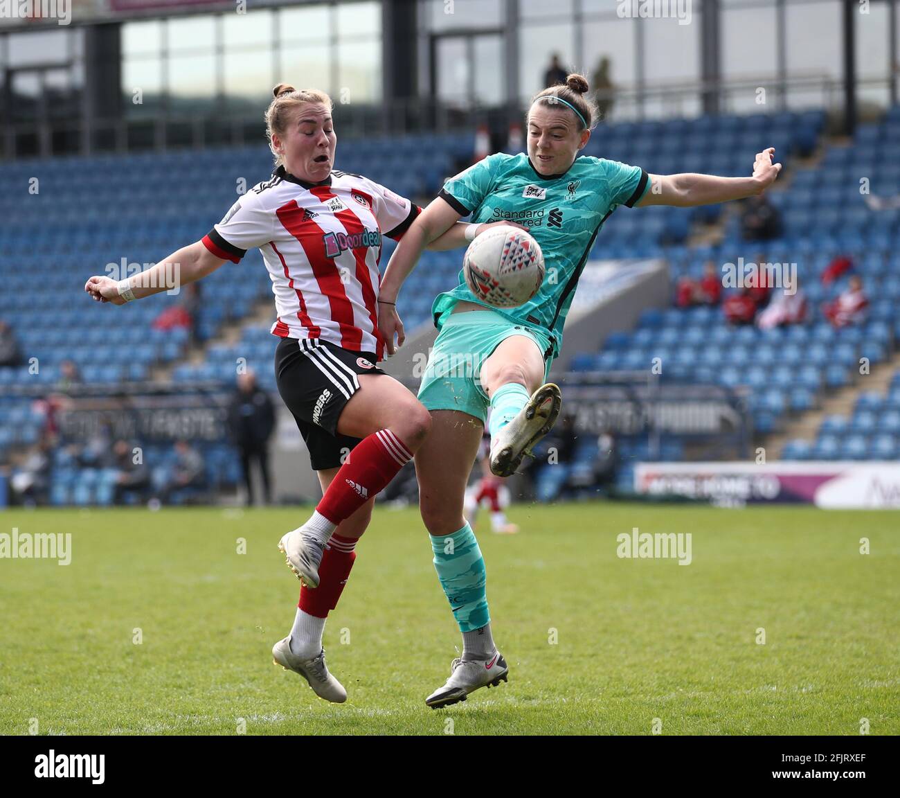 Sheffield, Inghilterra, 24 aprile 2021. Katie Wilkinson di Sheffield Utd e Meikayla Moore di Liverpool durante la partita della Premier League a Bramall Lane, Sheffield. L'immagine di credito dovrebbe essere: Simon Bellis / Sportimage Foto Stock