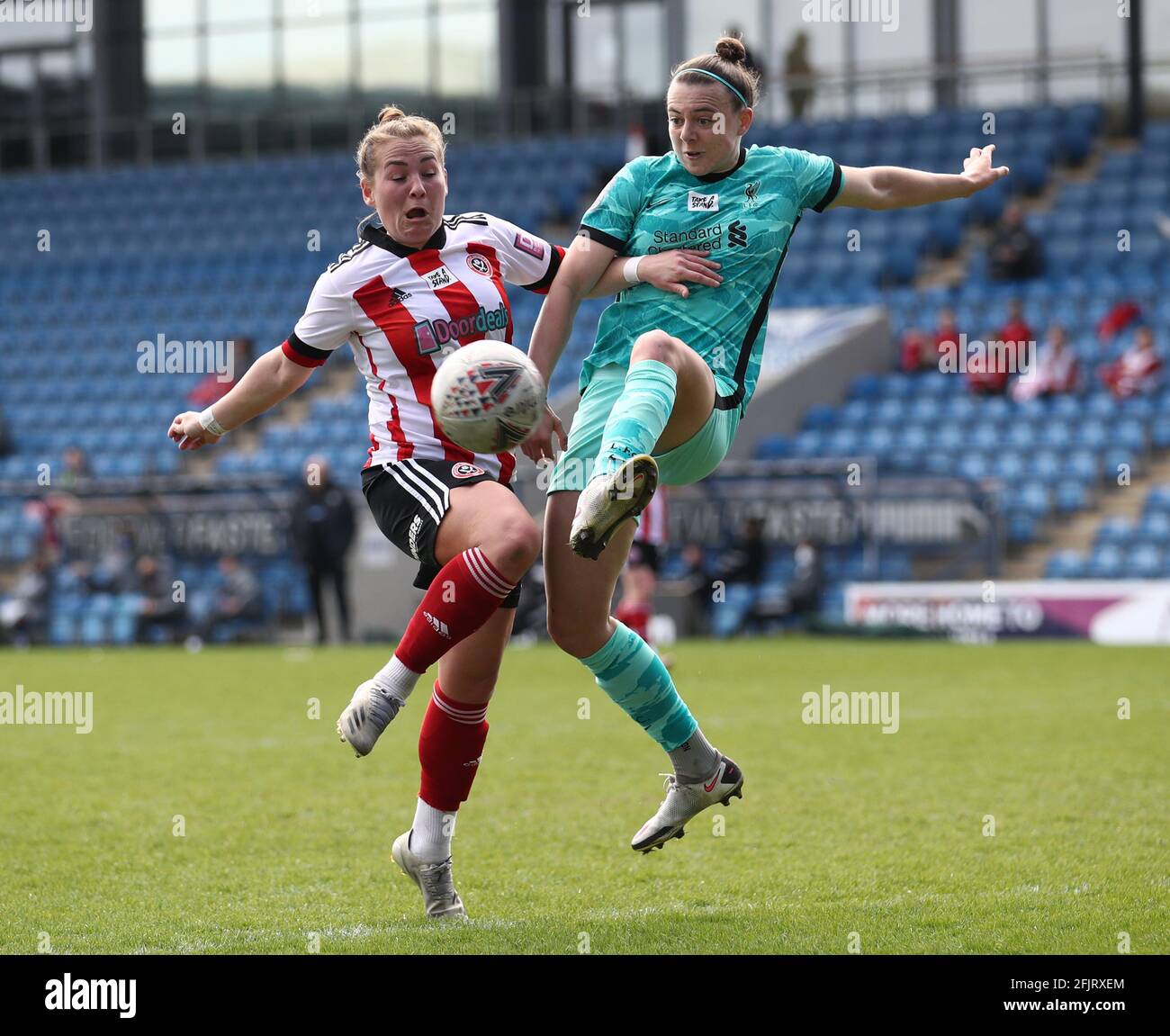 Sheffield, Inghilterra, 24 aprile 2021. Katie Wilkinson di Sheffield Utd e Meikayla Moore di Liverpool durante la partita della Premier League a Bramall Lane, Sheffield. L'immagine di credito dovrebbe essere: Simon Bellis / Sportimage Foto Stock