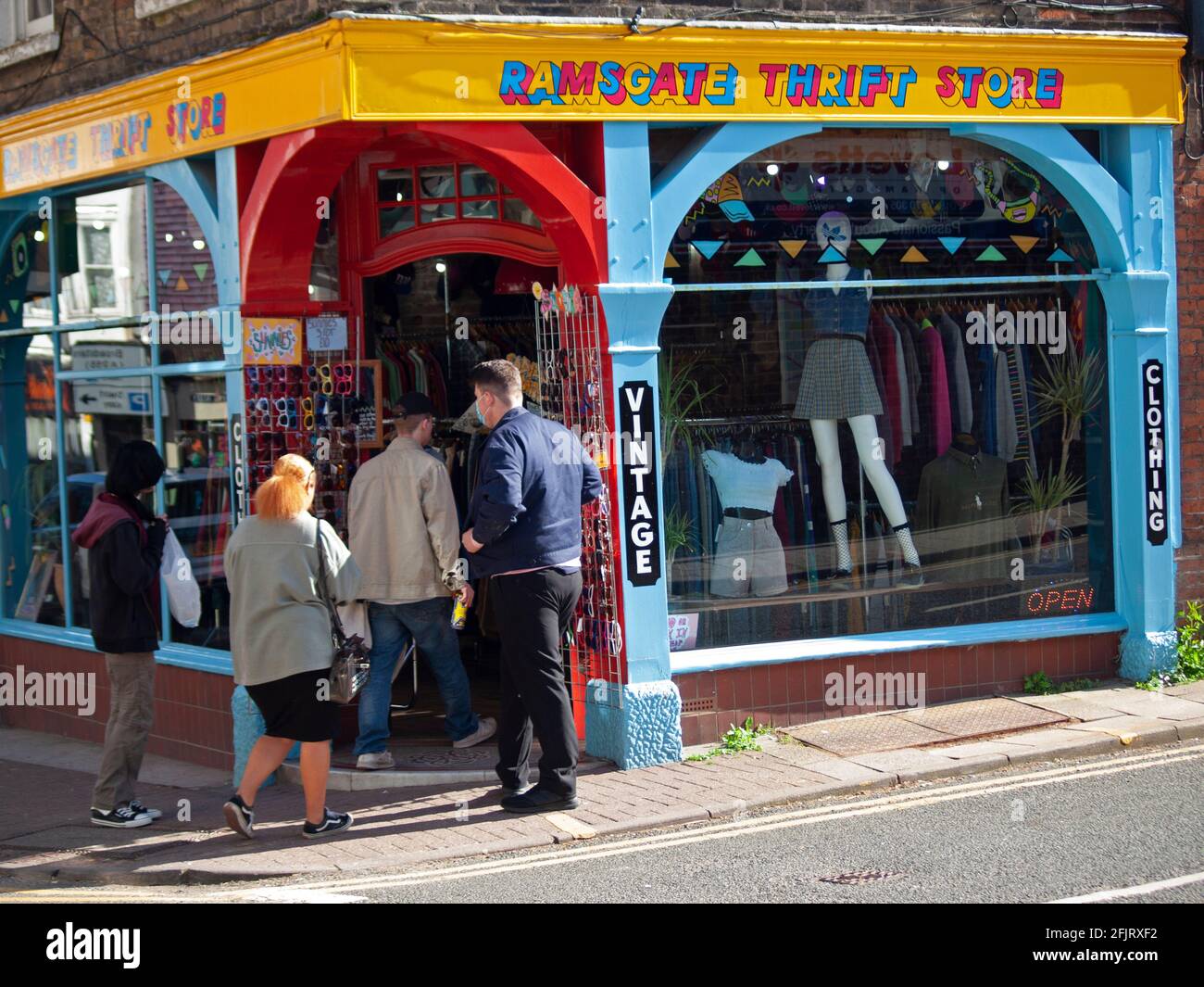 Un negozio di abbigliamento vintage a Ramsgate, Kent Foto Stock
