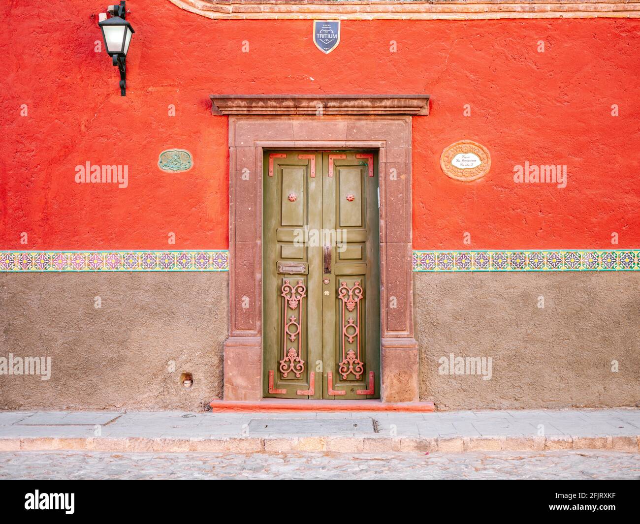 Green door - colorata fotografia di viaggio a San Miguel de Allende, Messico Foto Stock