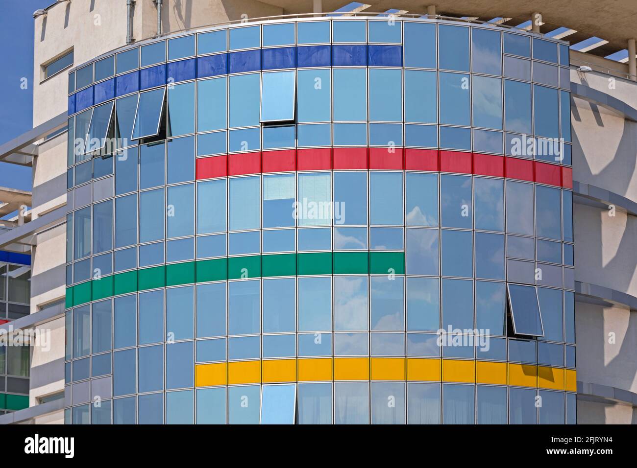 Parete ovale delle finestre nel nuovo edificio degli uffici Foto Stock