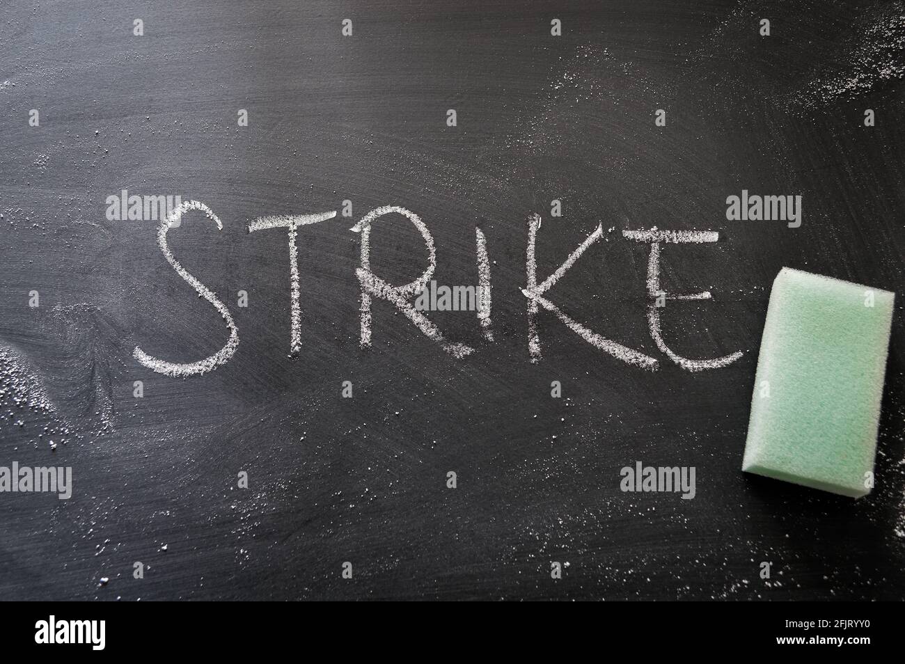 sciopero di cancellazione, parola scritta a mano sulla lavagna cancellando il concetto Foto Stock