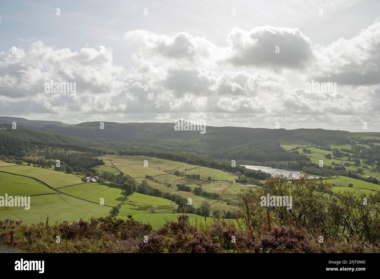 Ridgegate Reservoir Shutlingsoe e la Macclesfield Forest vista da Tegg's. Nose Country Park Macclesfield Cheshire Inghilterra Foto Stock