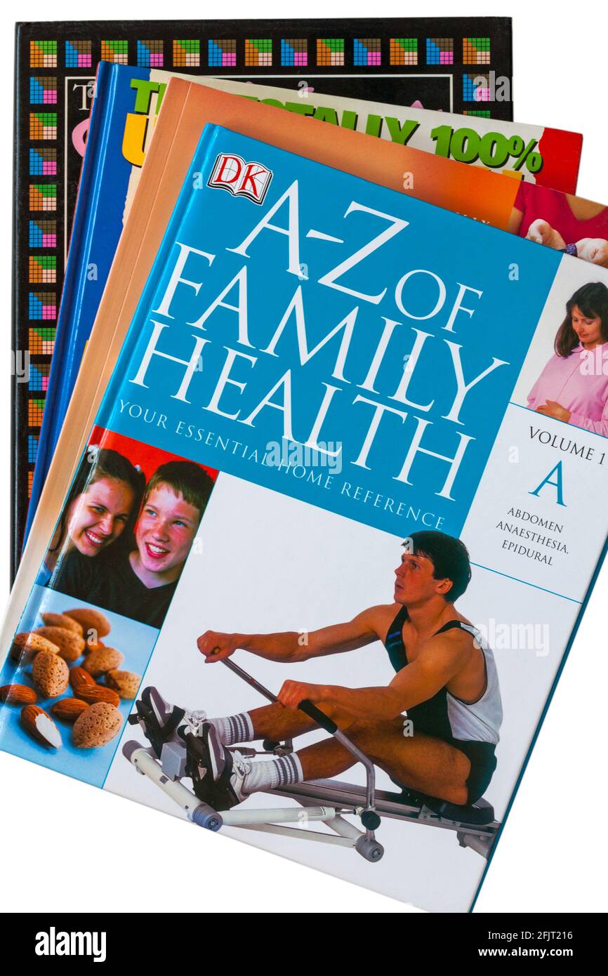 Pila di libri con A-Z di libro di salute di famiglia su in alto su sfondo bianco Foto Stock