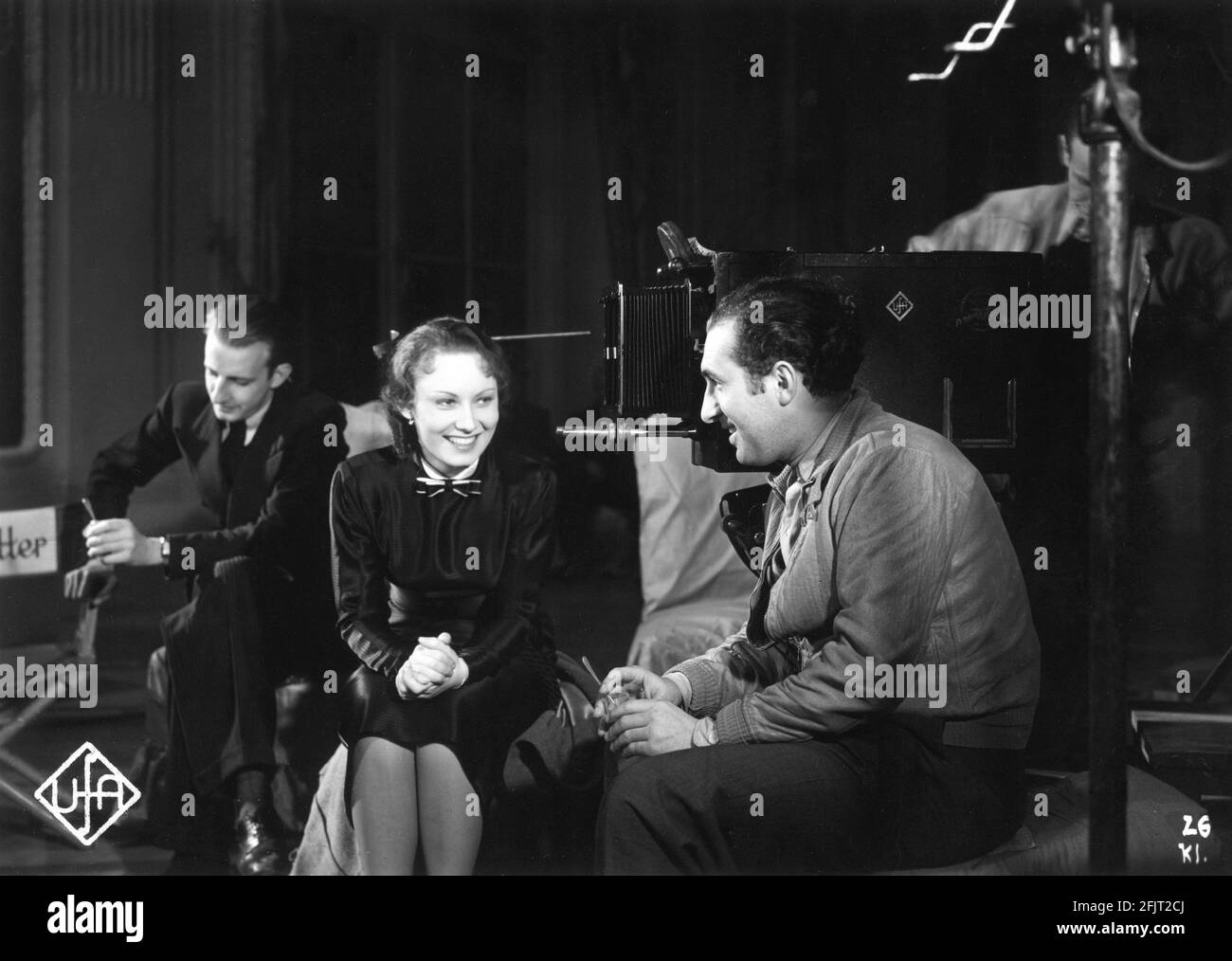 LIDA BAROVA e il cinematografo GUNTHER ANDERS su set candid durante Film di PATRIOTEN aka PATRIOTS 1937 regista KARL RITTER Universum Pellicola (UFA) Foto Stock