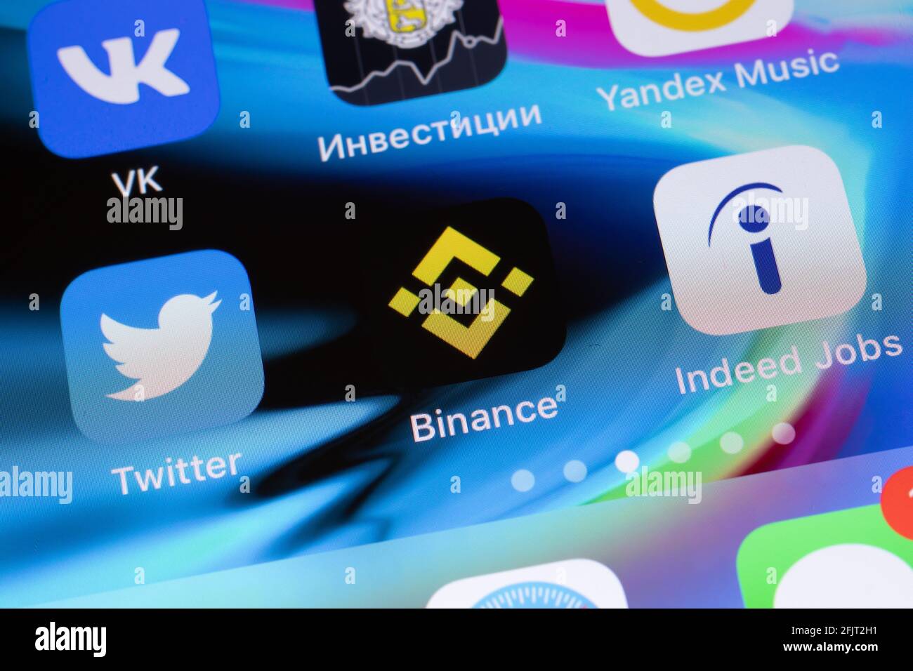 New York, USA - 26 Aprile 2021: Logo dell'app Binance sullo schermo del telefono primo piano, editoriale illustrativo Foto Stock