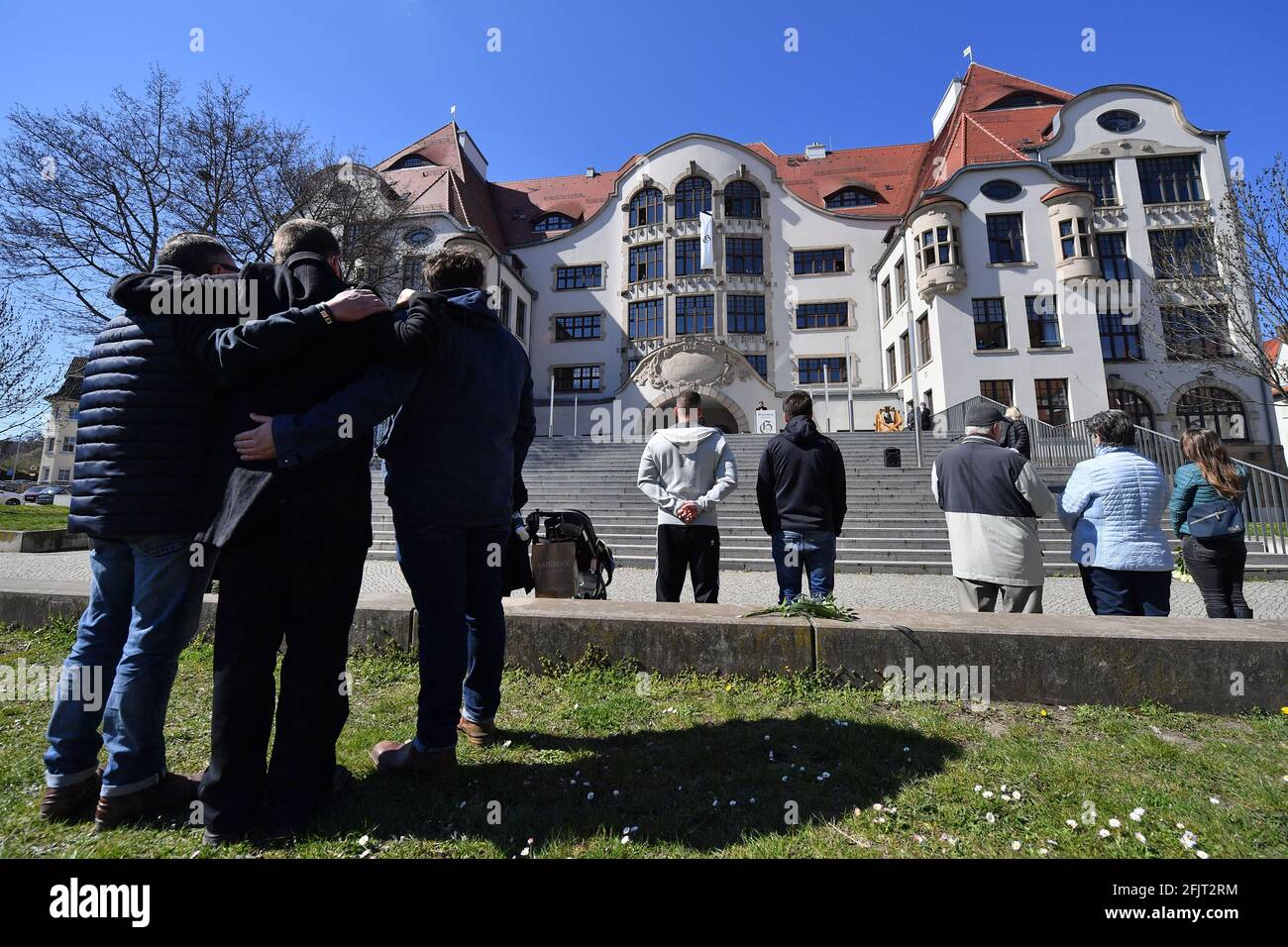 Erfurt, Germania. 26 Apr 2021. Alcune persone si trovano di fronte all'edificio scolastico durante una commemorazione silenziosa 19 anni dopo l'uccisione della scuola superiore di Gutenberg. Il 26 aprile 2002, uno studente ha sparato 16 persone e poi ha preso la sua vita. Credit: Martin Schutt/dpa-Zentralbild/dpa/Alamy Live News Foto Stock