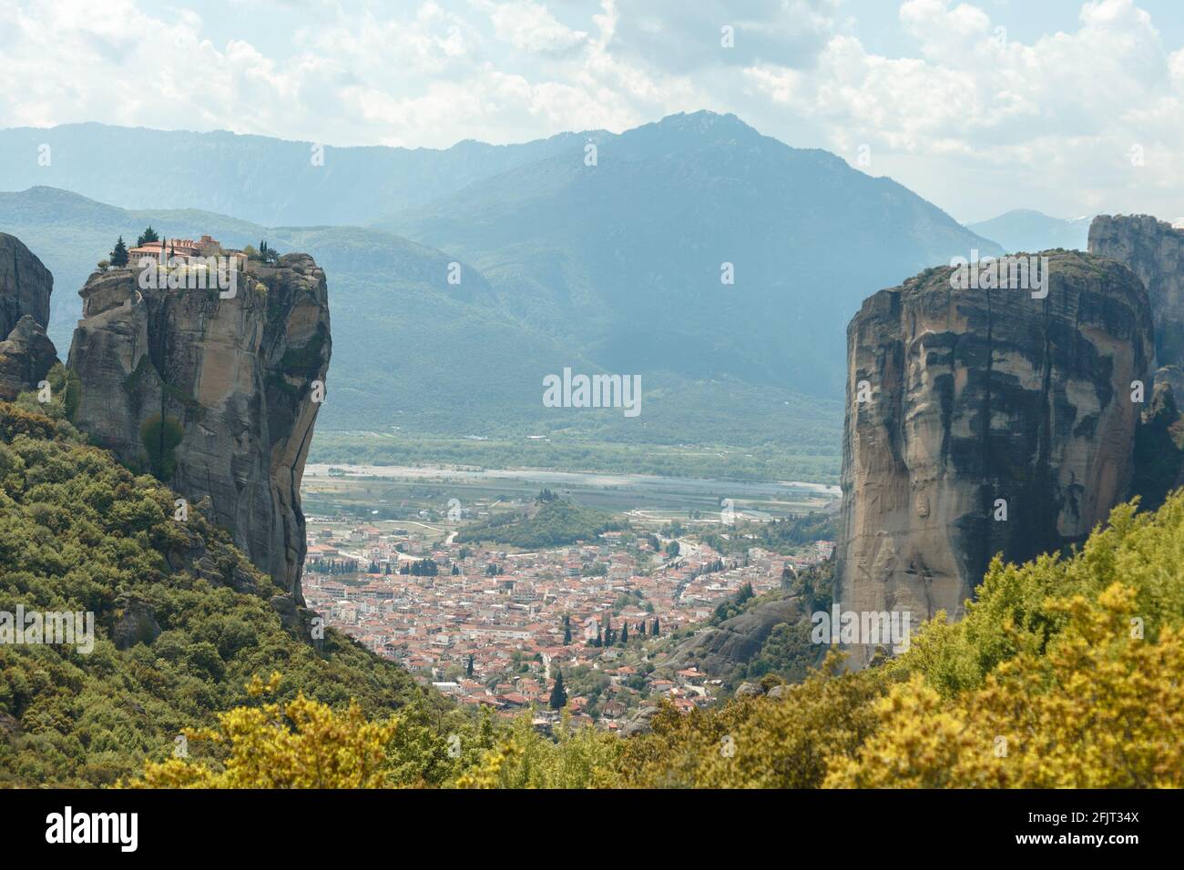 Kalabaka o Kalambaka città circondata da formazioni rocciose Meteora Foto Stock