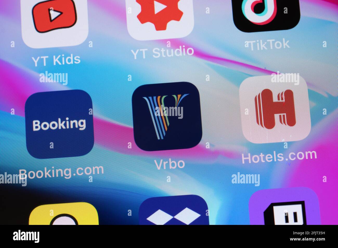 New York, USA - 26 Aprile 2021: Logo dell'app Vrbo sullo schermo del telefono primo piano, editoriale illustrativo Foto Stock