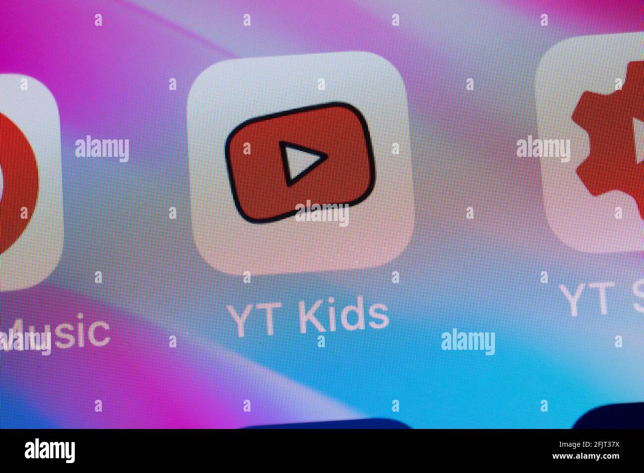 New York, USA - 26 Aprile 2021: Logo dell'app YT Kids YouTube sullo schermo del telefono primo piano, editoriale illustrativo. Foto Stock