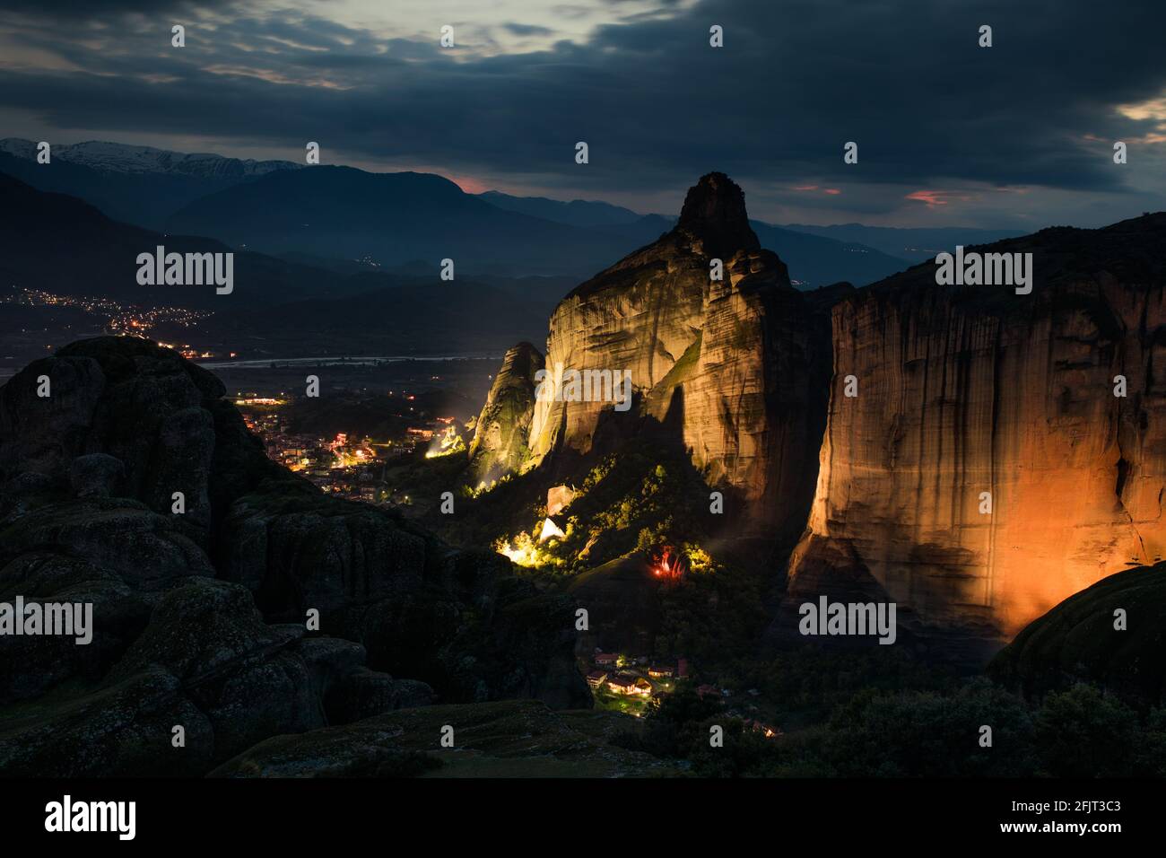 Formazione rocciosa di Meteora a Kalambaka, Grecia di notte: Un fenomeno geologico Foto Stock