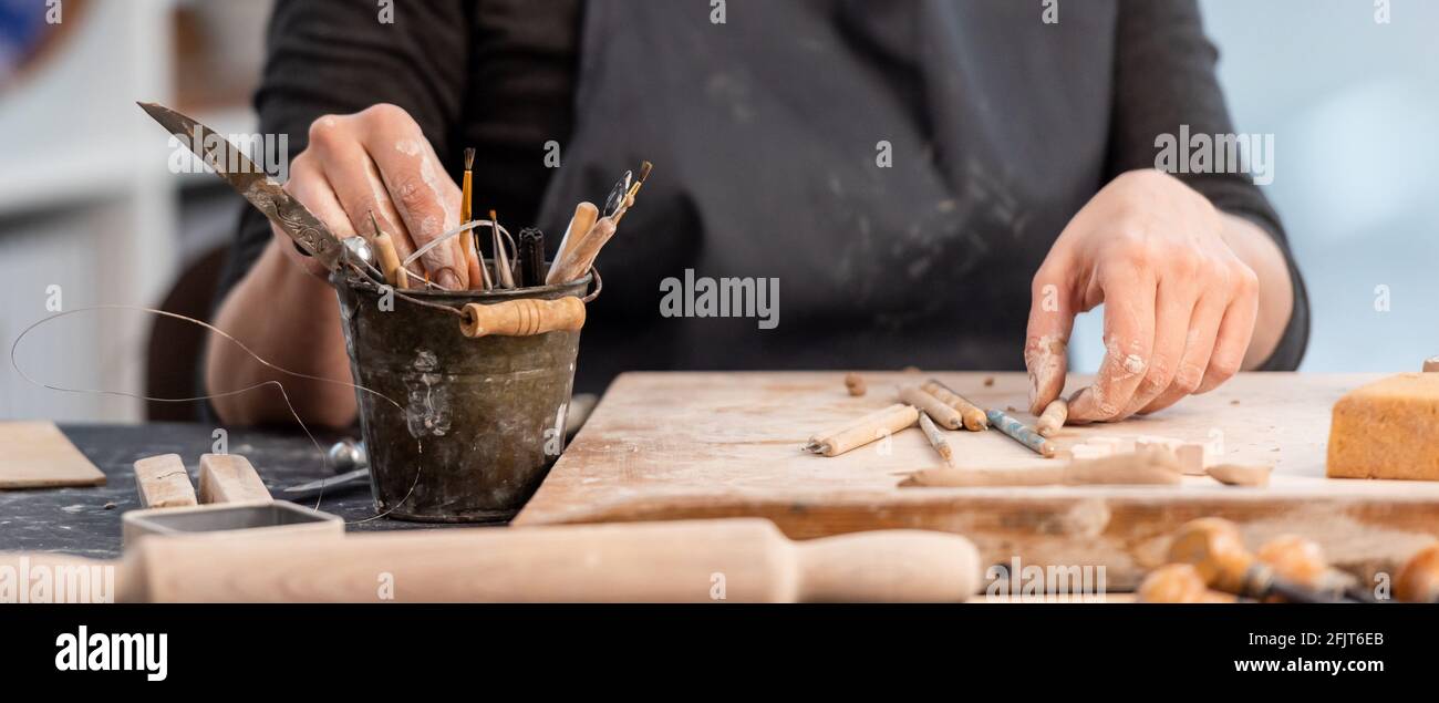 Lavorazione della ceramica con utensili Foto Stock