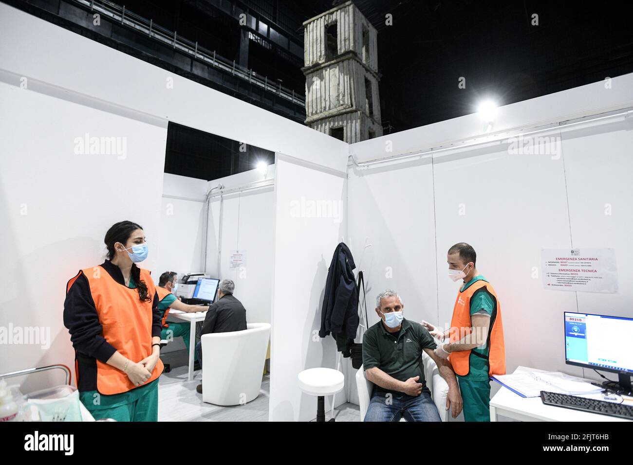 Milano, Italia. 26 aprile 2021. Un uomo riceve il vaccino covid-19 presso il centro di vaccinazione di massa coordinato da ASST Nord Milano, inaugurando oggi a "Pirelli HangarBicocca" dove è in mostra la monumentale installazione artistica sito-specifica ‘i sette palazzi Heavenly 2004-2015' dell'artista Anselm Kiefer. Credit: Piero Cruciatti/Alamy Live News Foto Stock