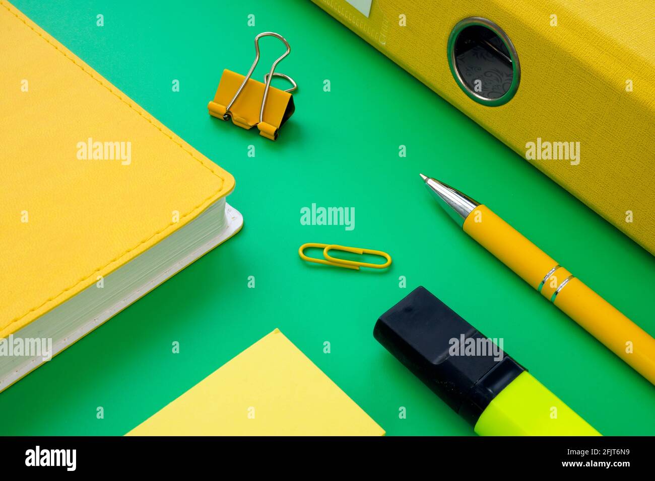 Forniture da ufficio gialle sulla scrivania. Concetto di area di lavoro aziendale. Foto Stock