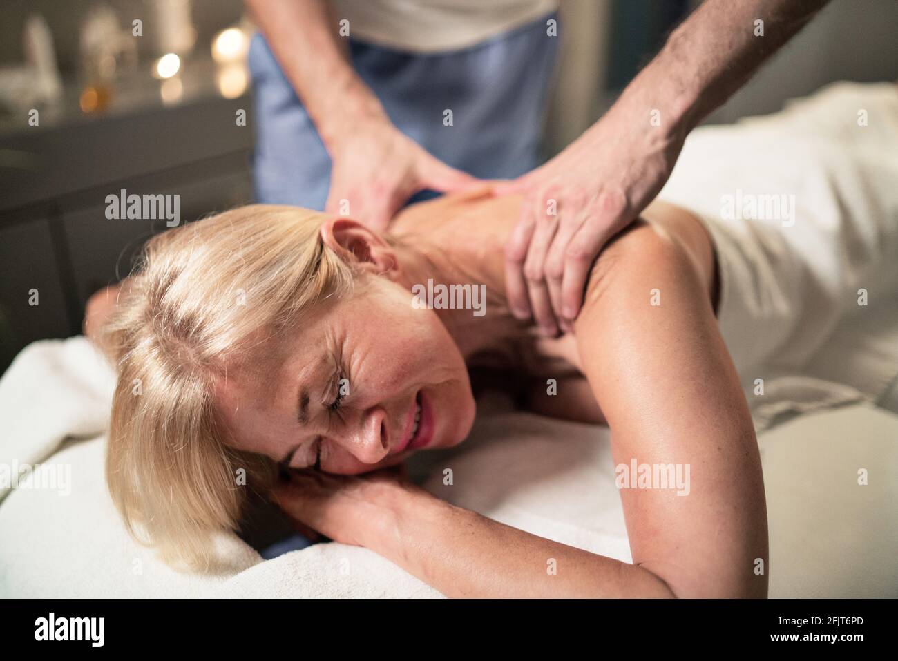 Donna anziana che ha un massaggio alla schiena presso il centro benessere. Foto Stock