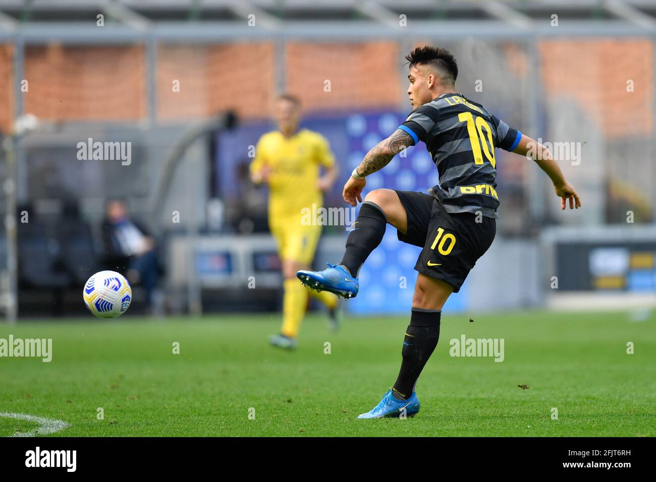 Milano, Italia. 25 aprile 2021. Lautaro Martinez (10) di Inter Milan ha visto nella serie UNA partita tra Inter Milan e Hellas Verona a Giuseppe Meazza a Milano. (Foto: Gonzales Photo - Tommaso Fimiano). Foto Stock