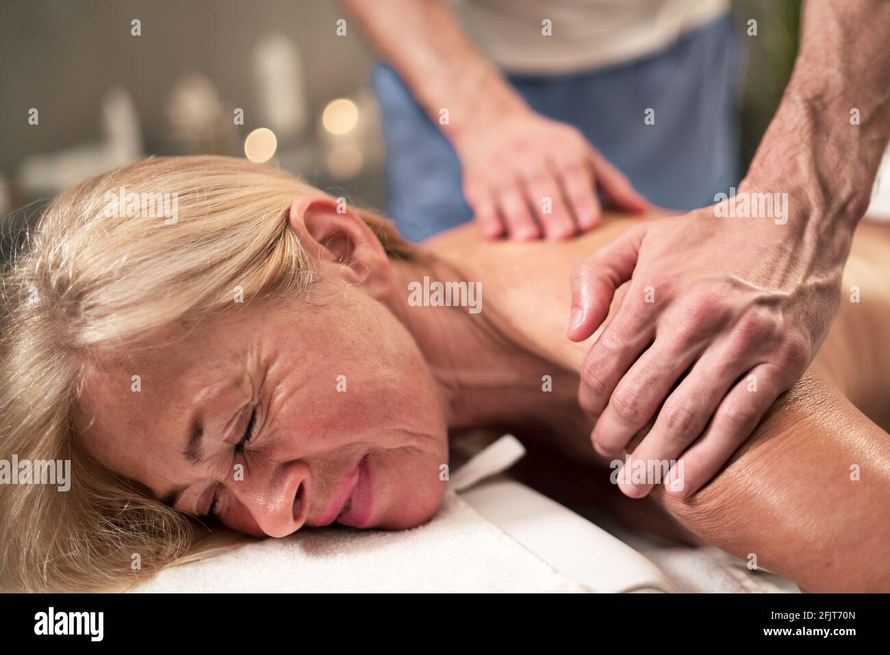 Donna anziana che ha un massaggio alla schiena presso il centro benessere. Foto Stock