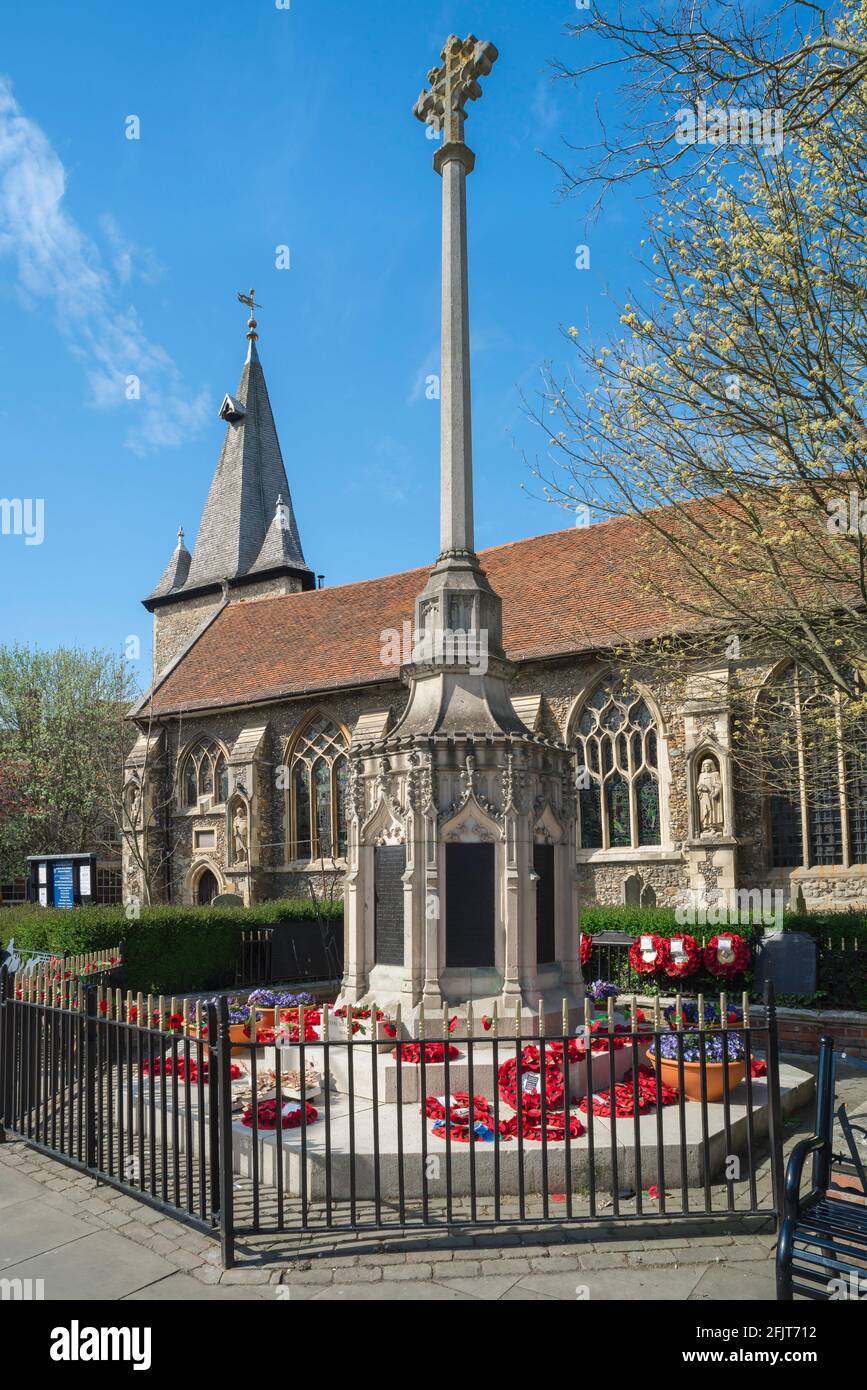 Monumento alla guerra del Regno Unito, vista di una croce commemorativa della guerra e di una chiesa situata in una città di campagna inglese, Maldon, Essex, Inghilterra, Regno Unito Foto Stock